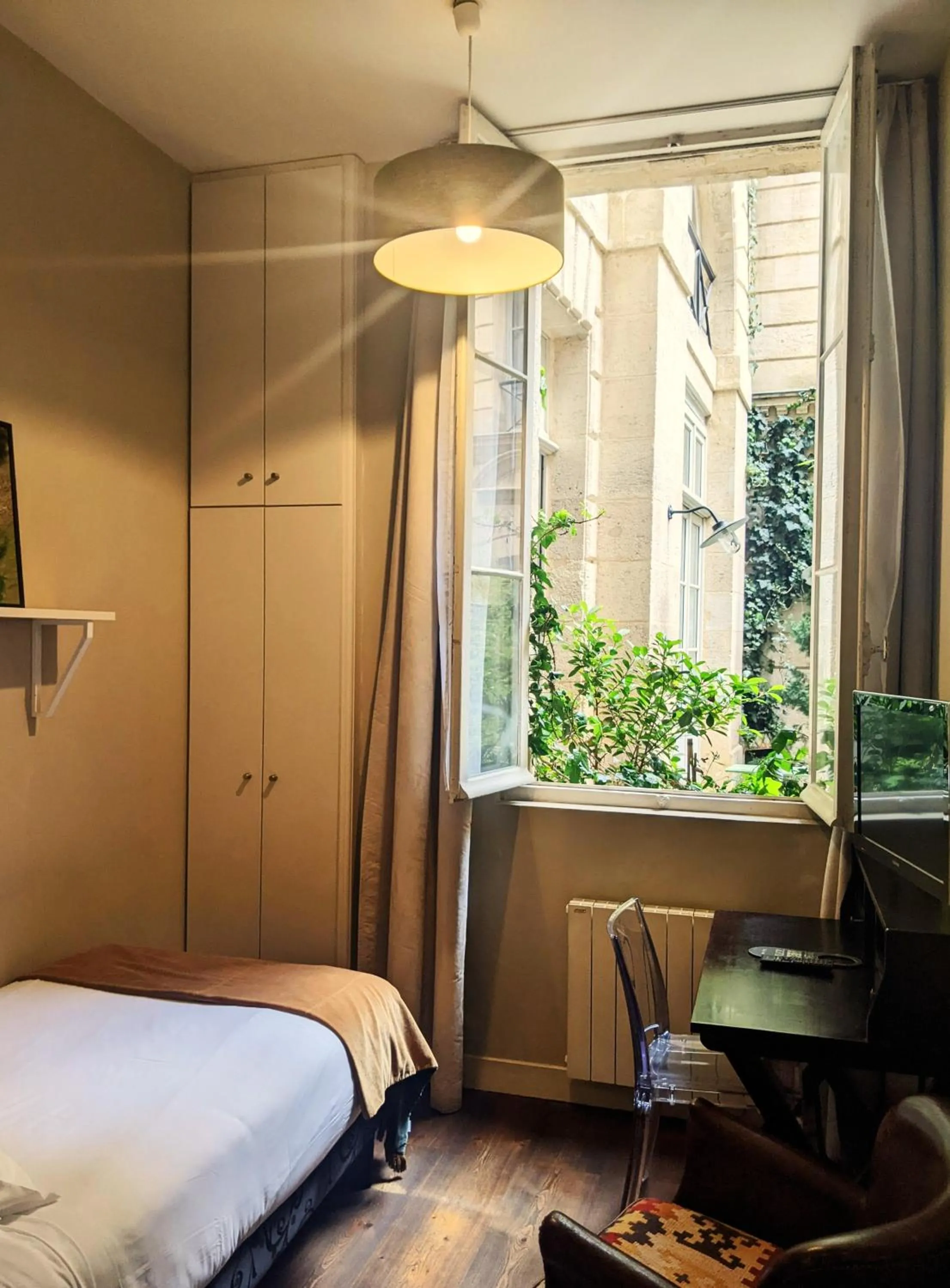 Bedroom in L'Apparthôtel Particulier Bordeaux