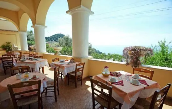 Restaurant/places to eat in Hotel Esperia