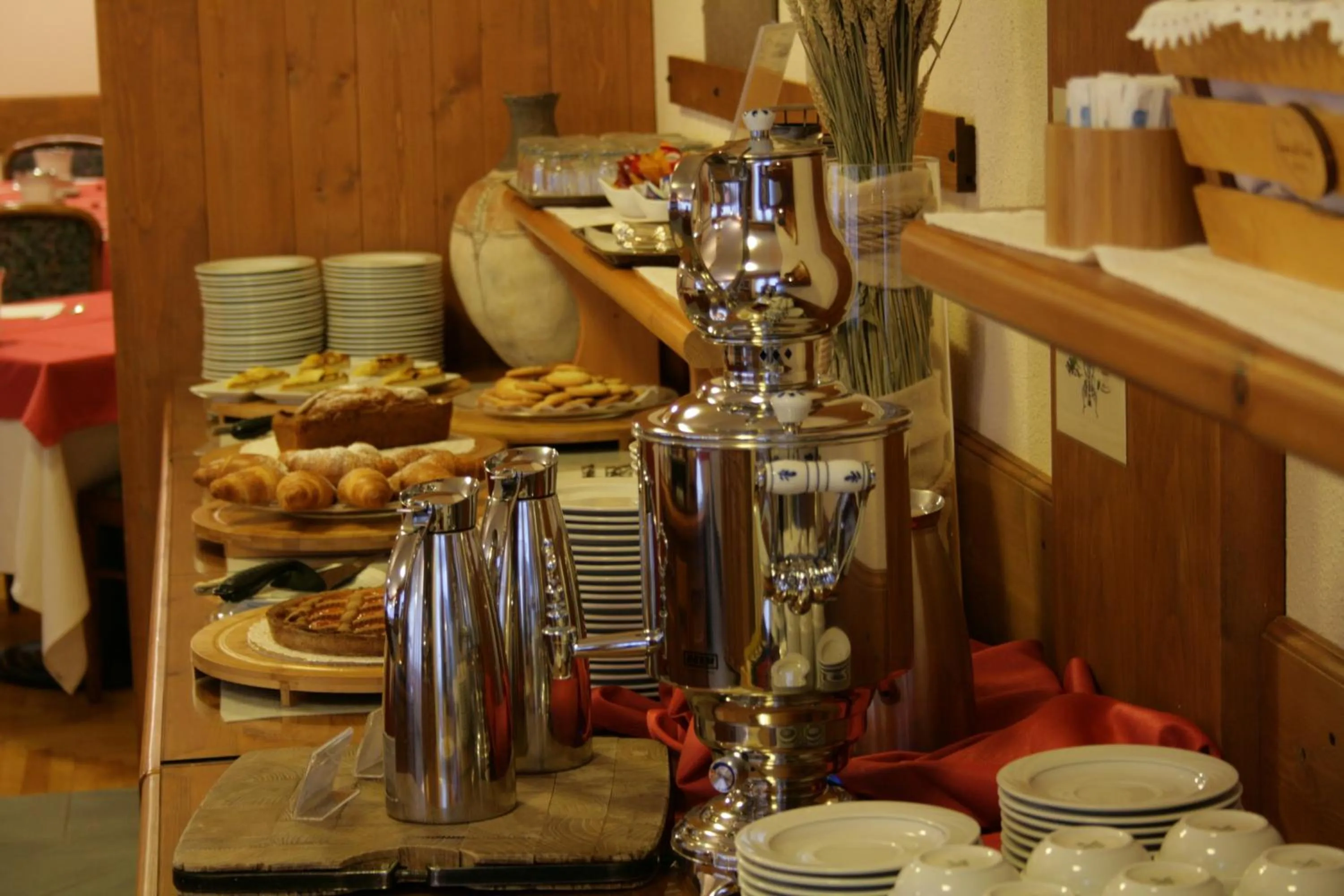 Buffet breakfast in Hotel Larice Bianco