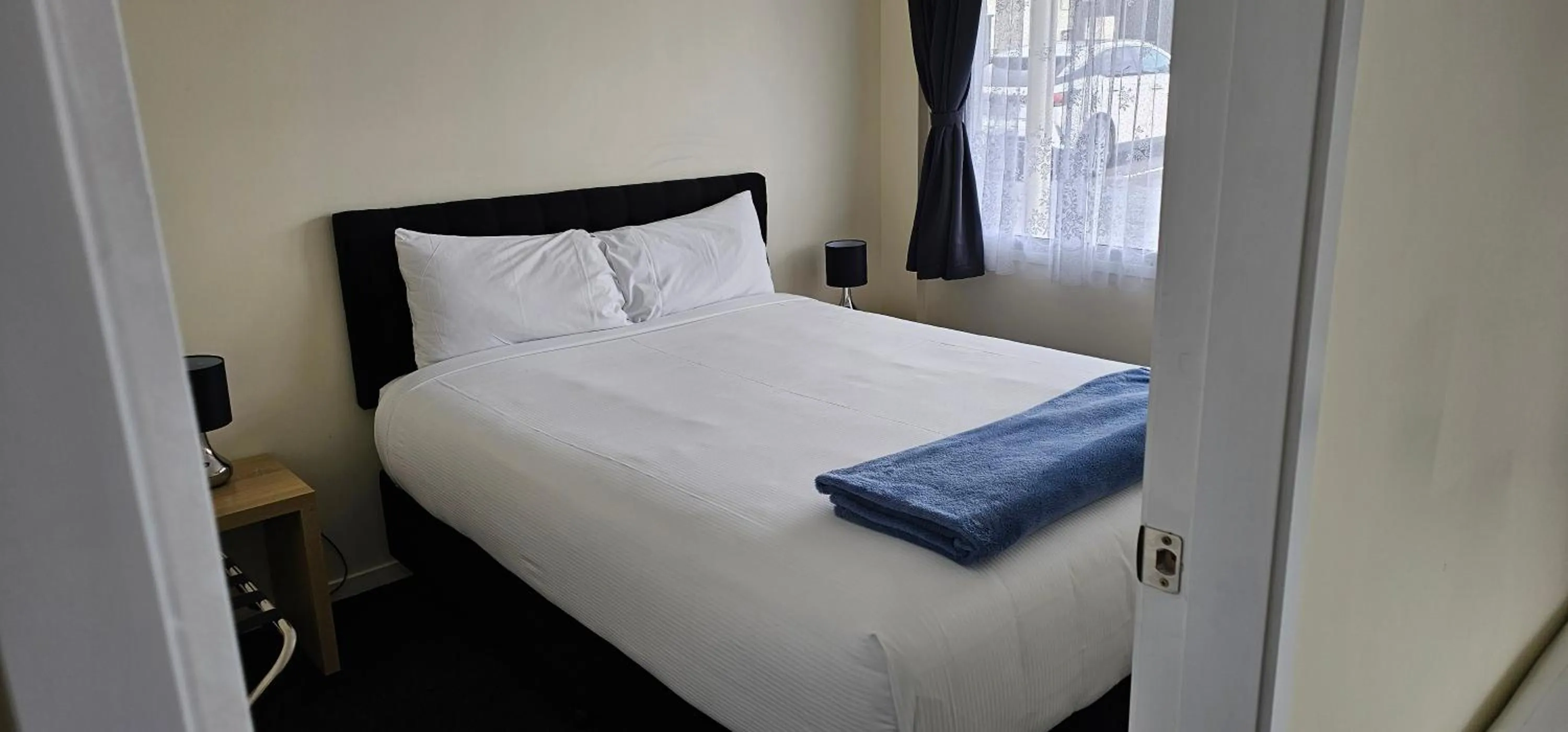 Photo of the whole room, Bed in Twin Coast Adventures