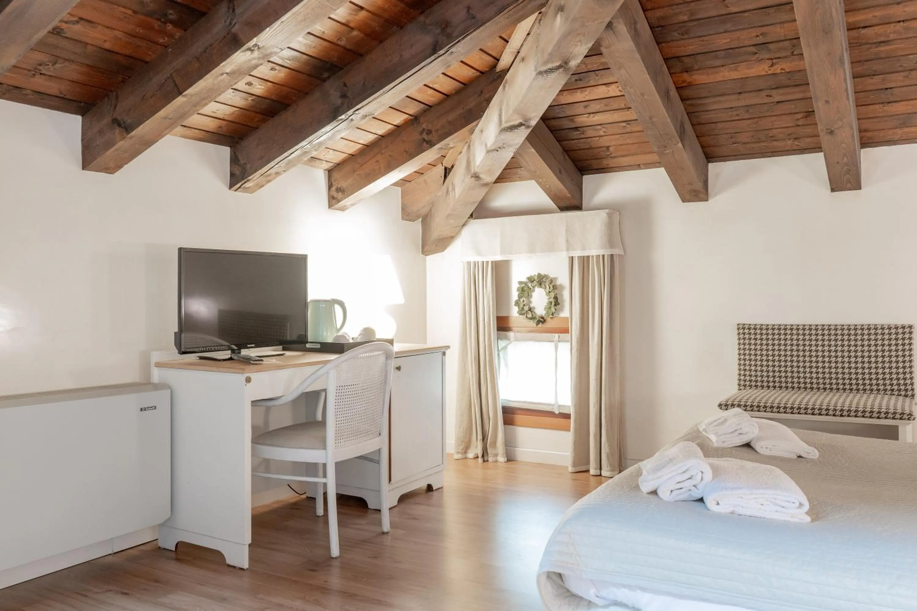 Communal lounge/ TV room, Bed in Hotel Villa Sara