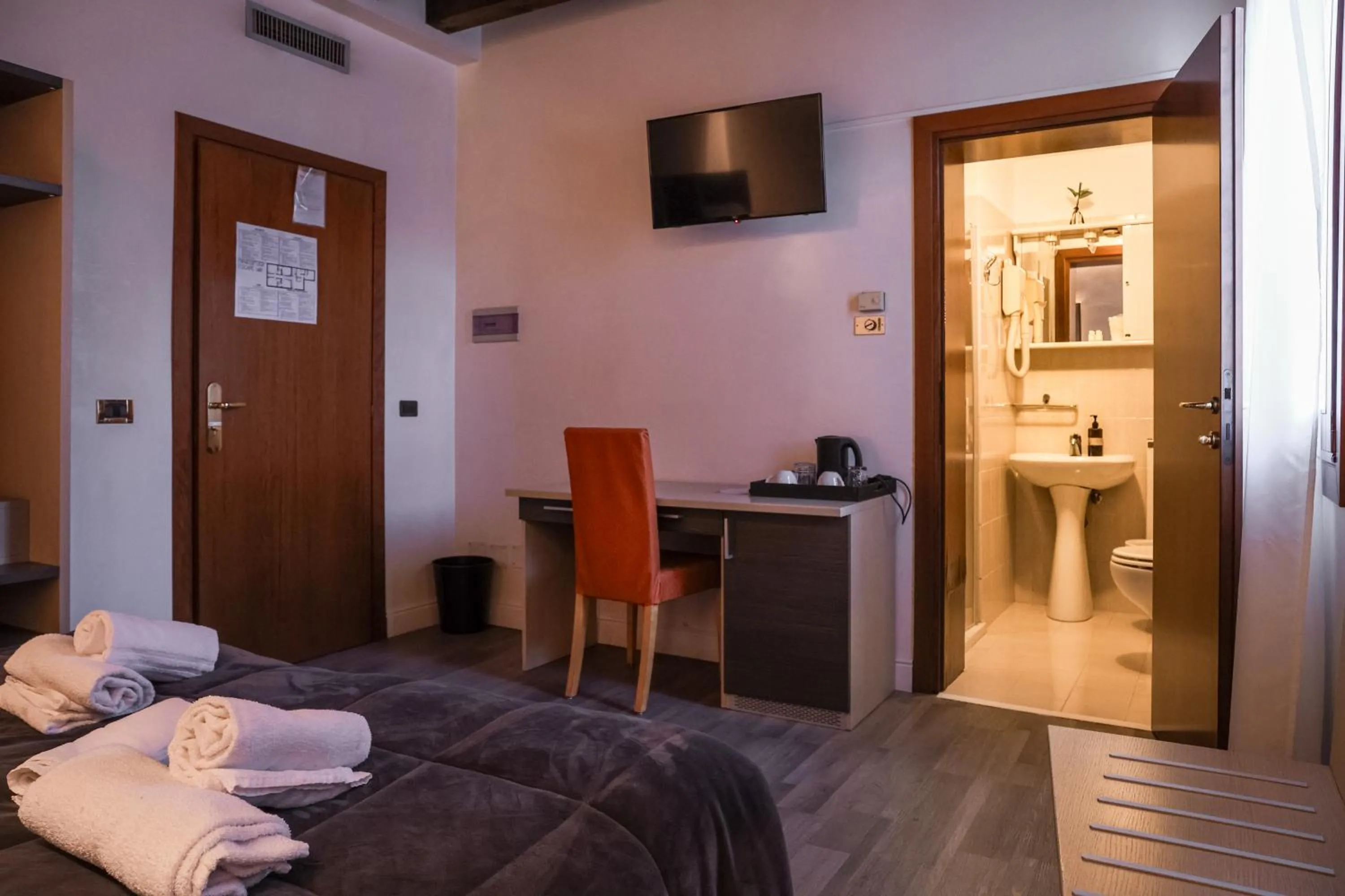 Bathroom, Bed in Hotel Villa Sara