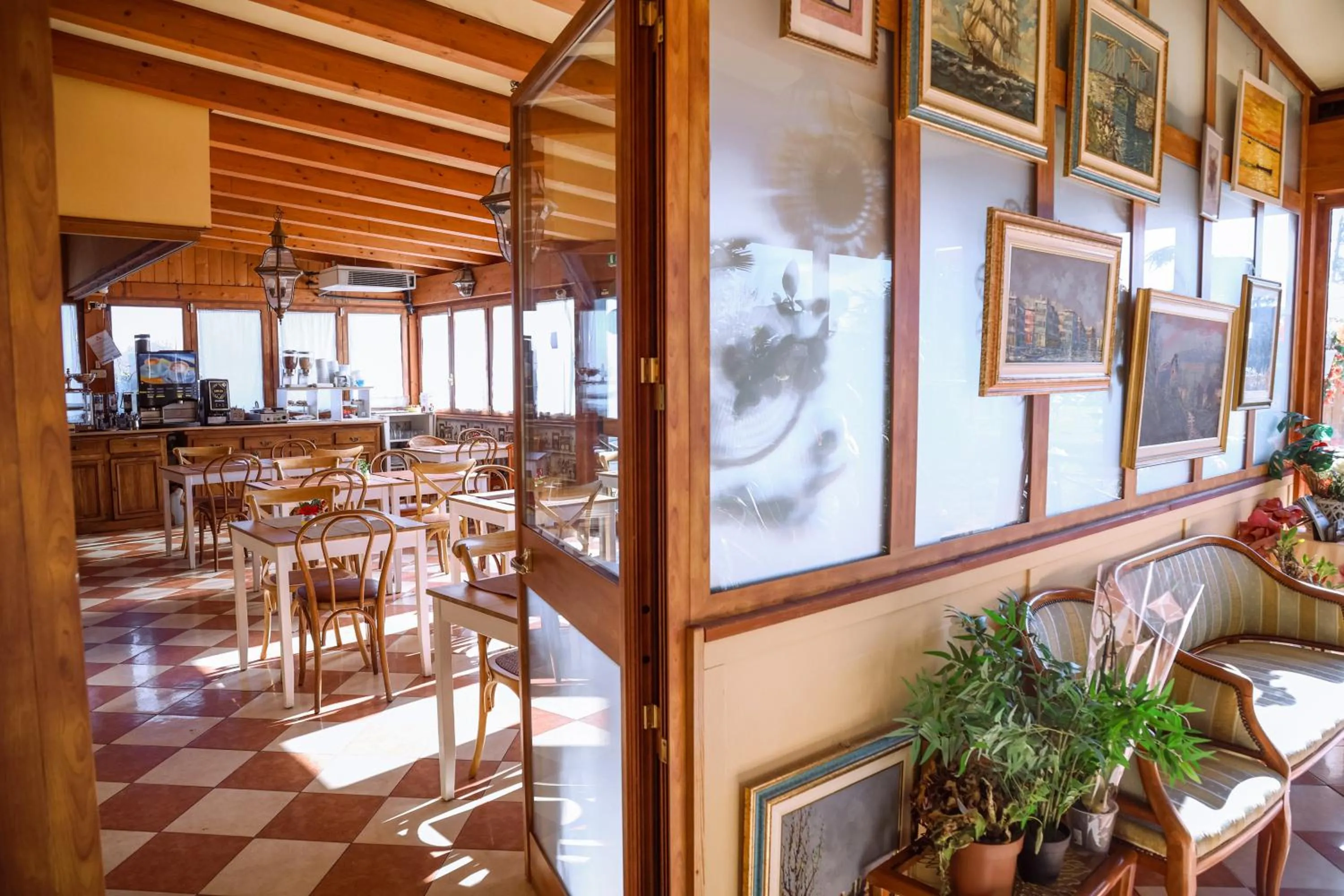 Restaurant/places to eat in Hotel Villa Sara
