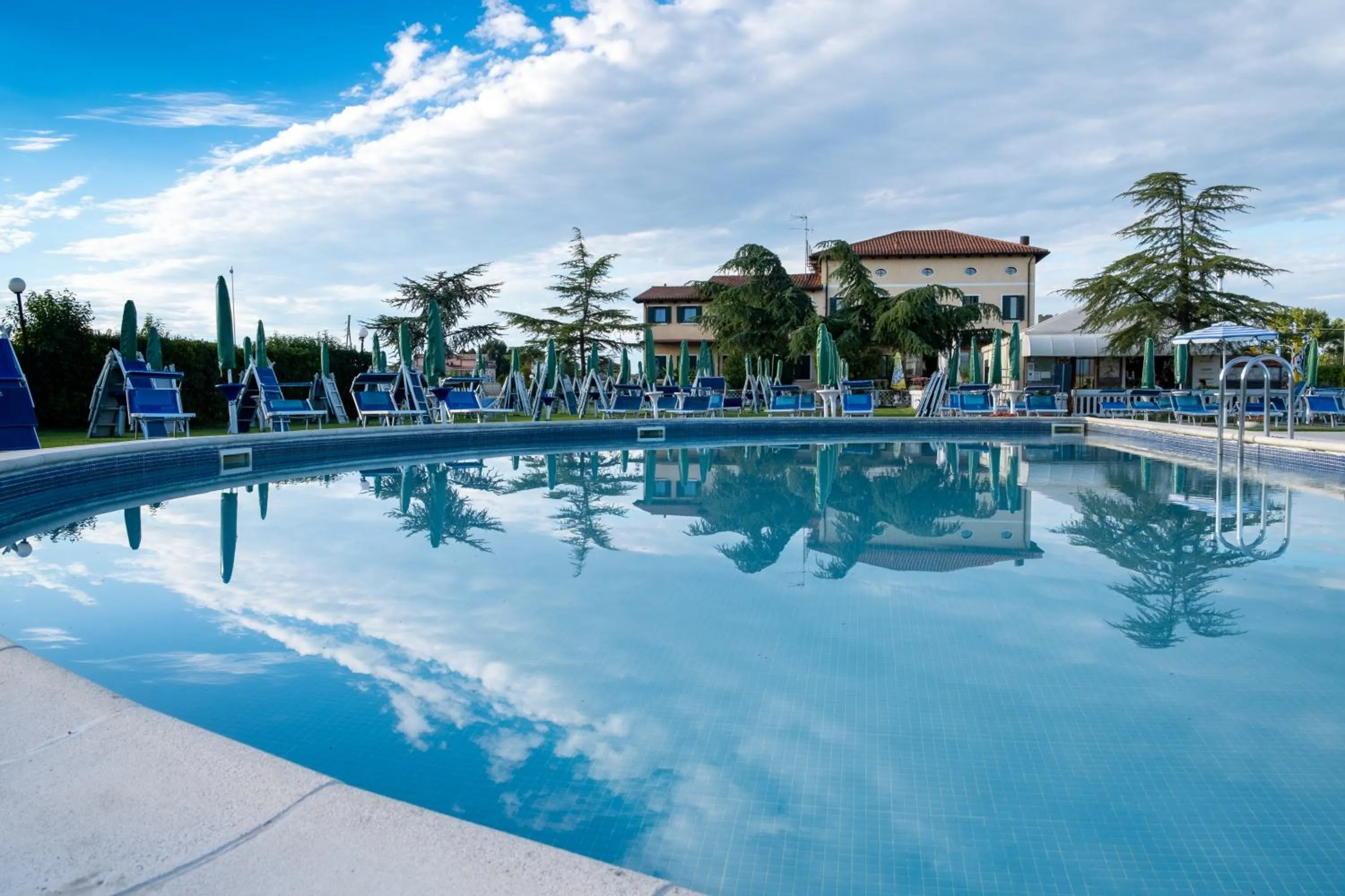 Swimming pool in Hotel Villa Sara