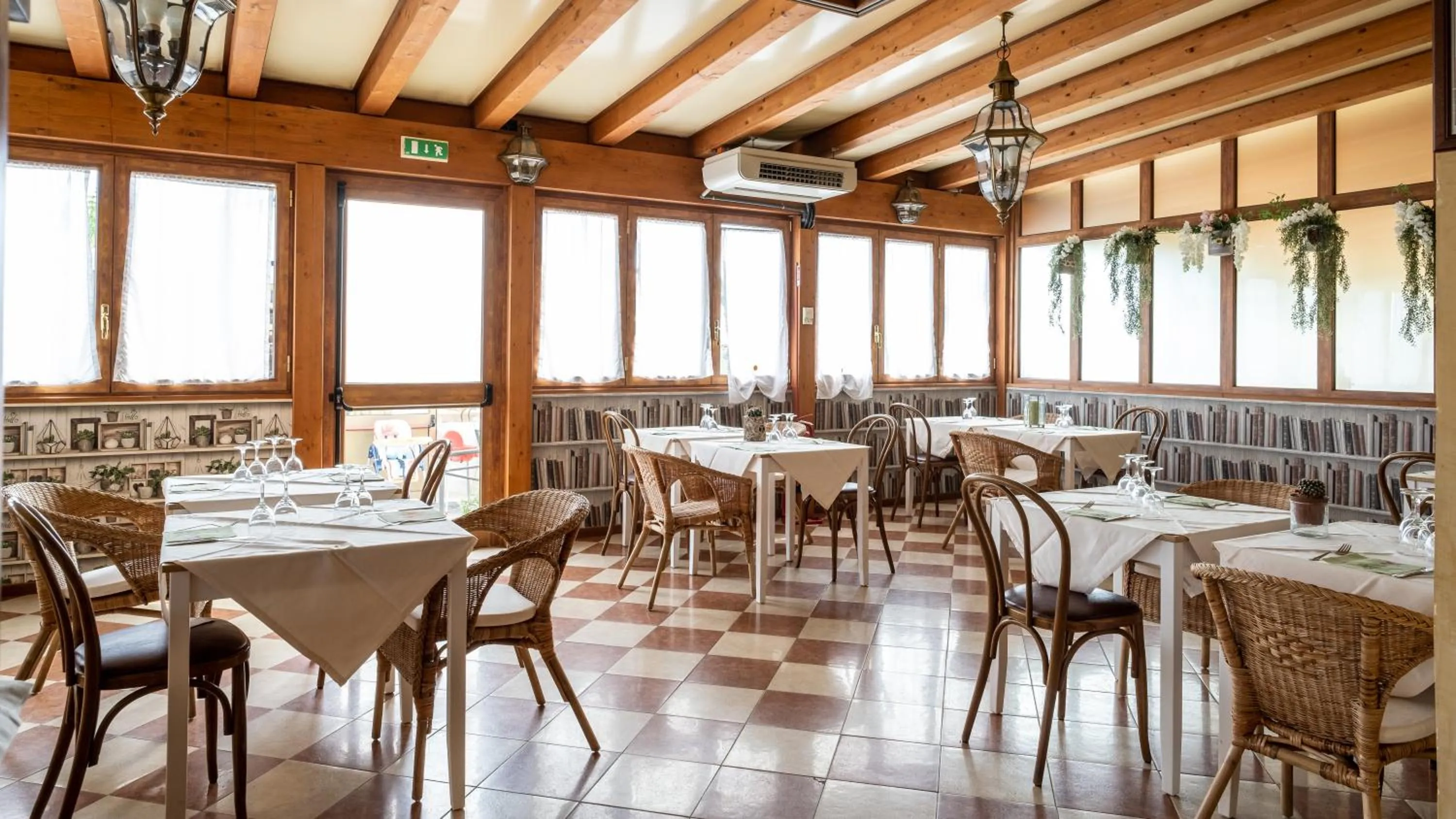 Restaurant/places to eat in Hotel Villa Sara
