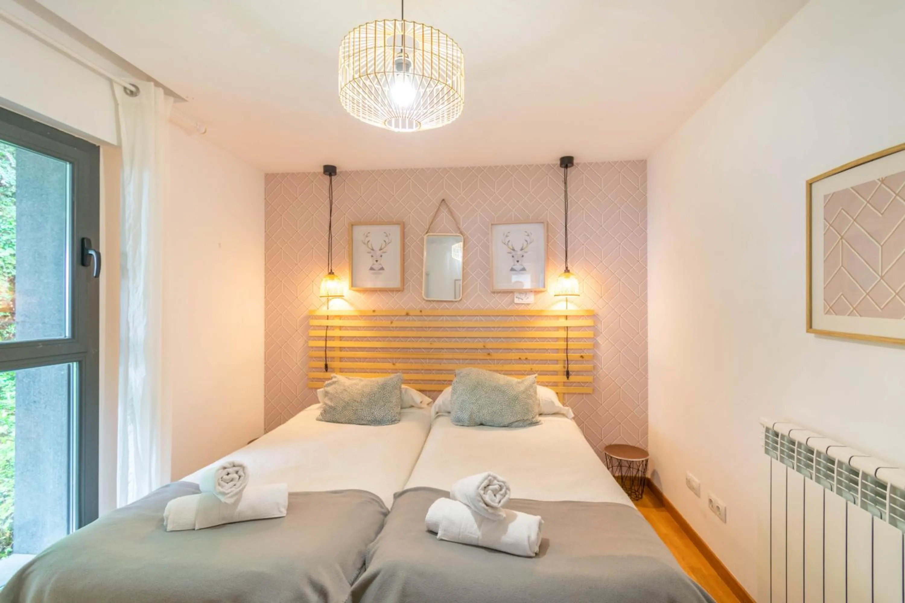 Bed in Casa Ferran, amplias habitaciones y apartamentos de montaña