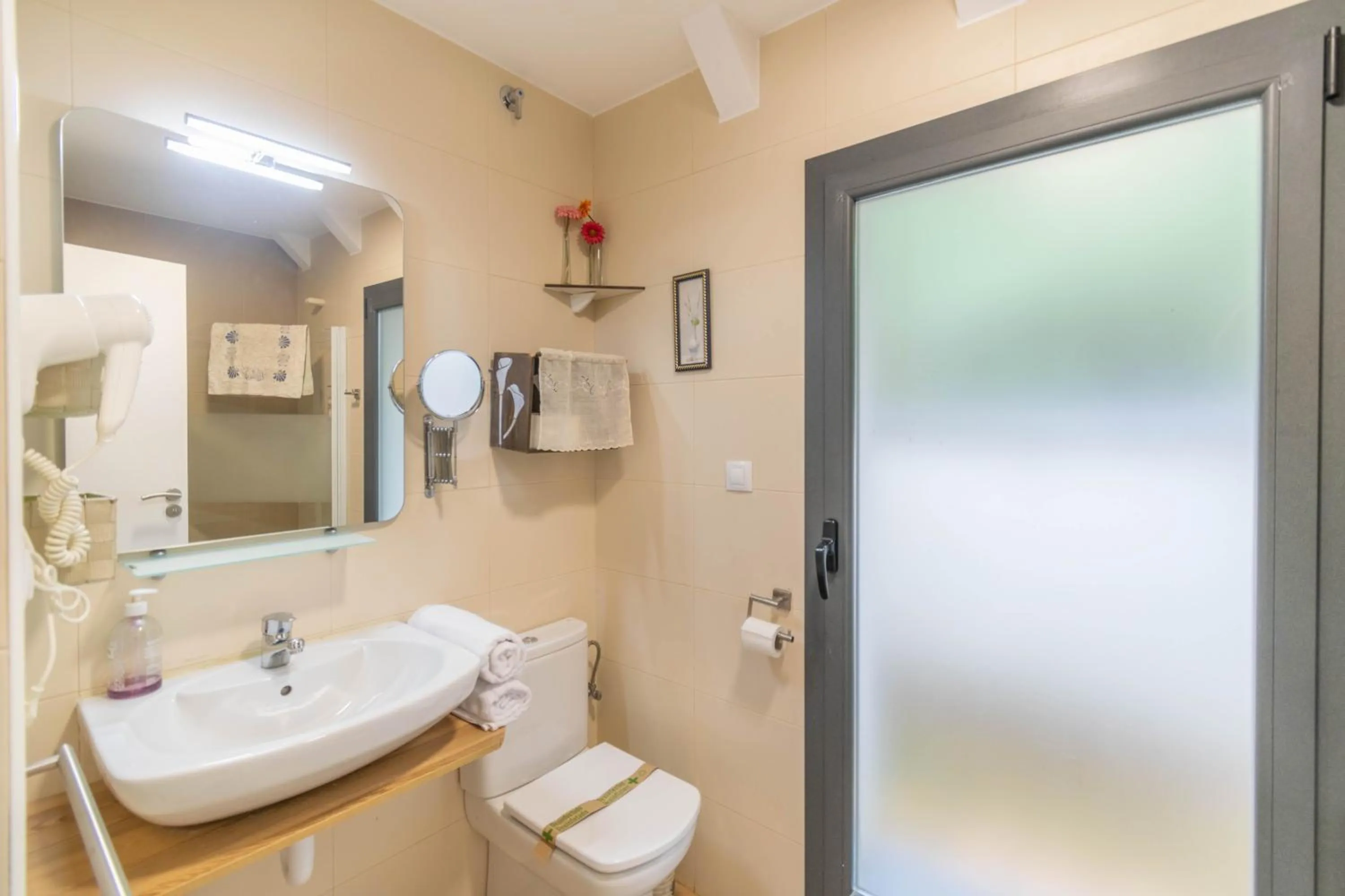 Shower in Casa Ferran, amplias habitaciones y apartamentos de montaña