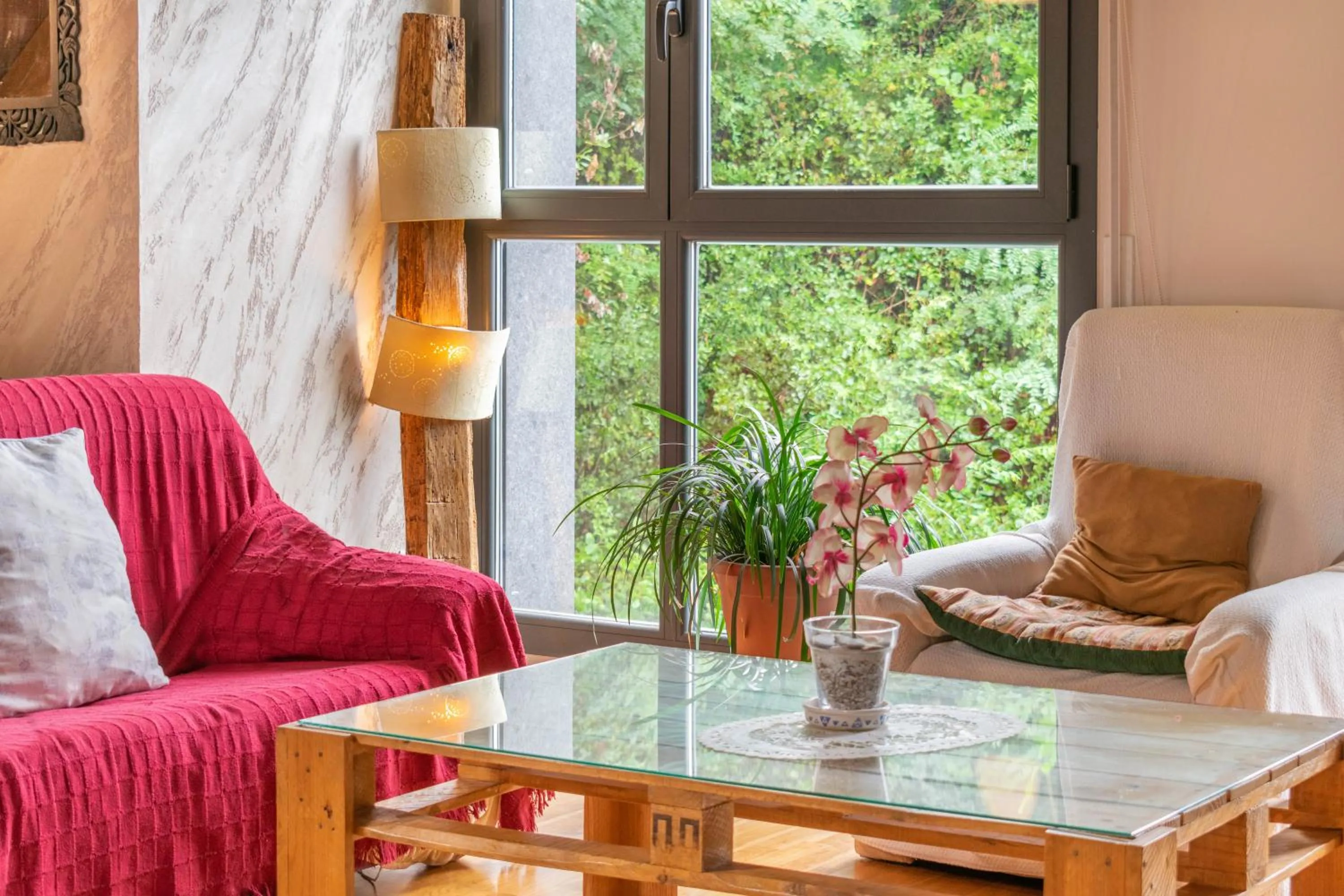 Living room in Casa Ferran, amplias habitaciones y apartamentos de montaña