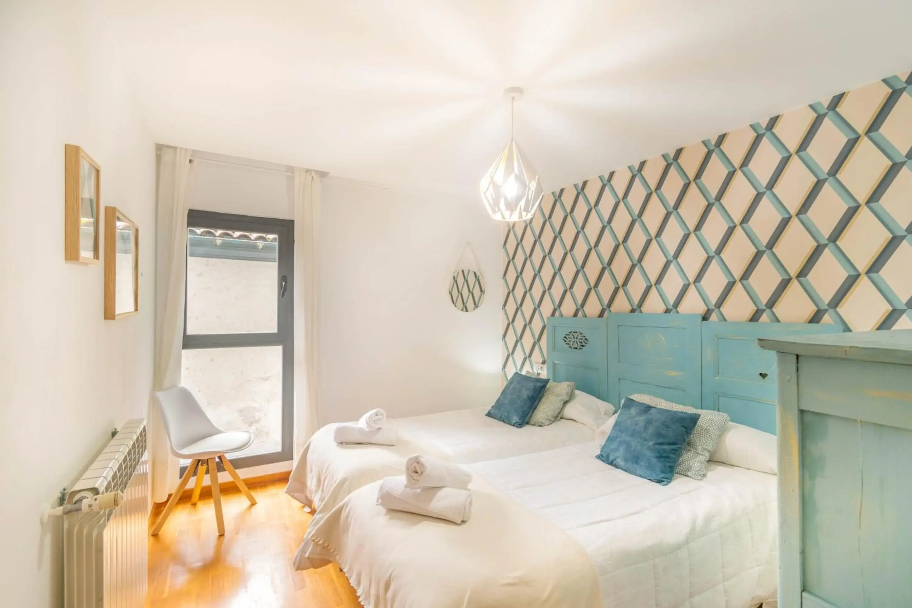 Twin Room with Shared Bathroom in Casa Ferran, amplias habitaciones y apartamentos de montaña Twin Room with Shared Bathroom in Casa Ferran, amplias habitaciones y apartamentos de montaña