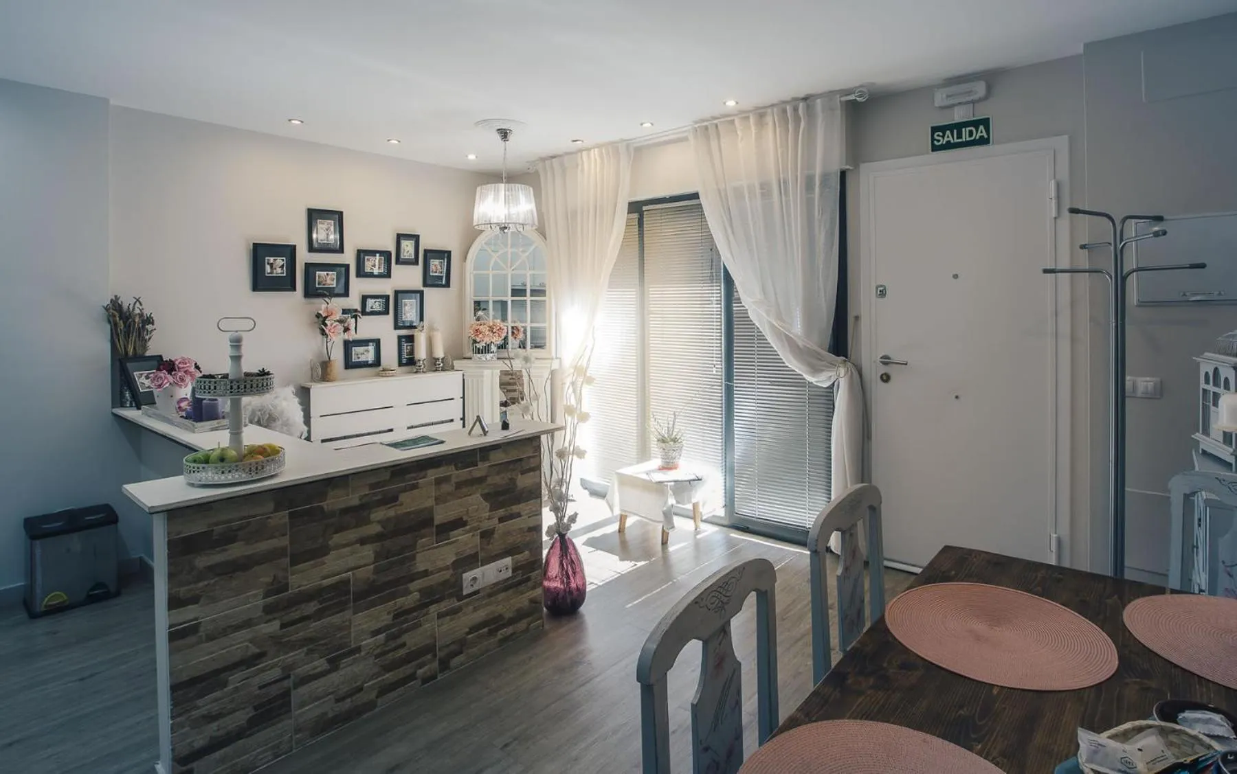 Living room in Casa Ferran, amplias habitaciones y apartamentos de montaña