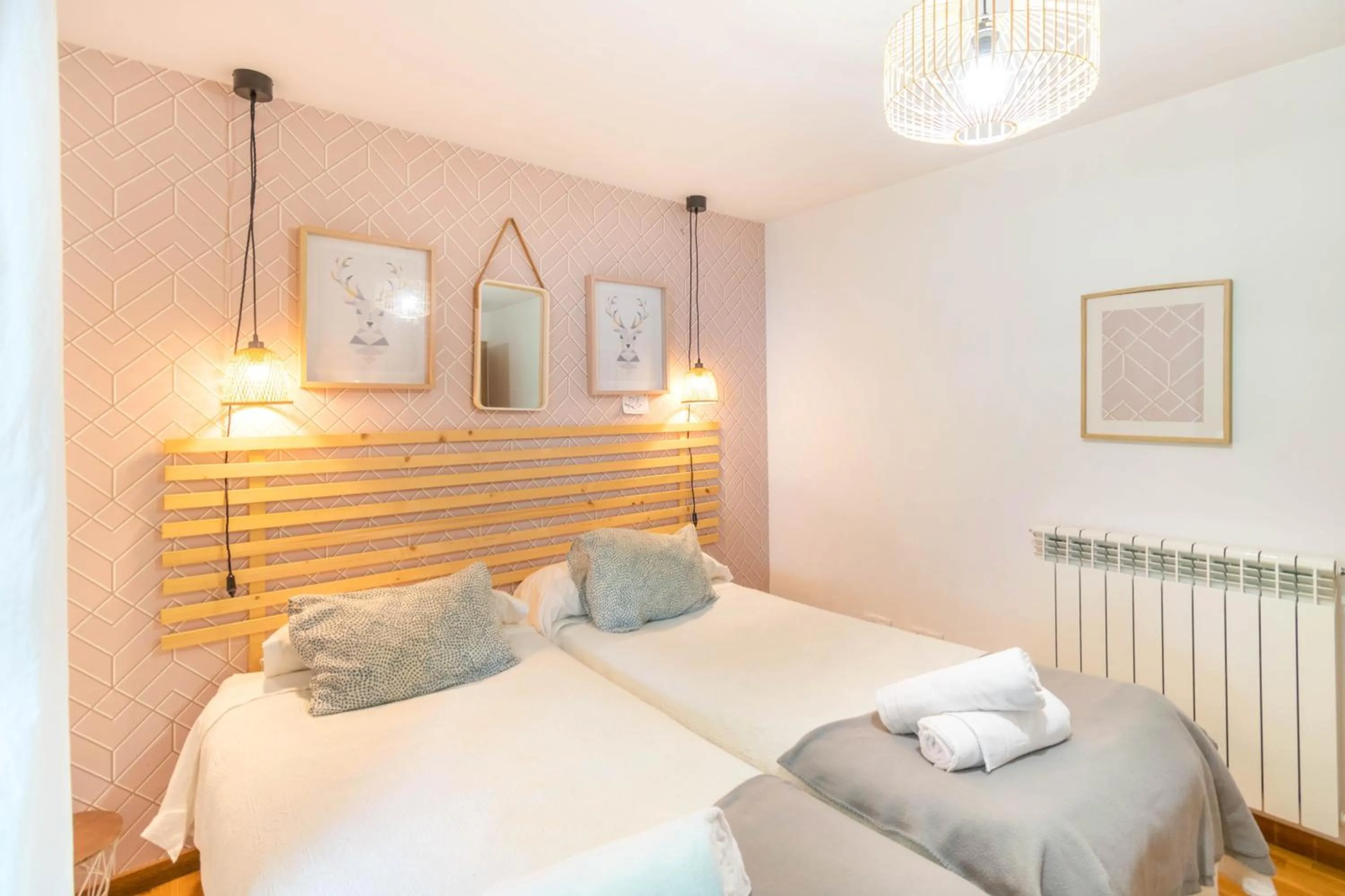 Bed in Casa Ferran, amplias habitaciones y apartamentos de montaña