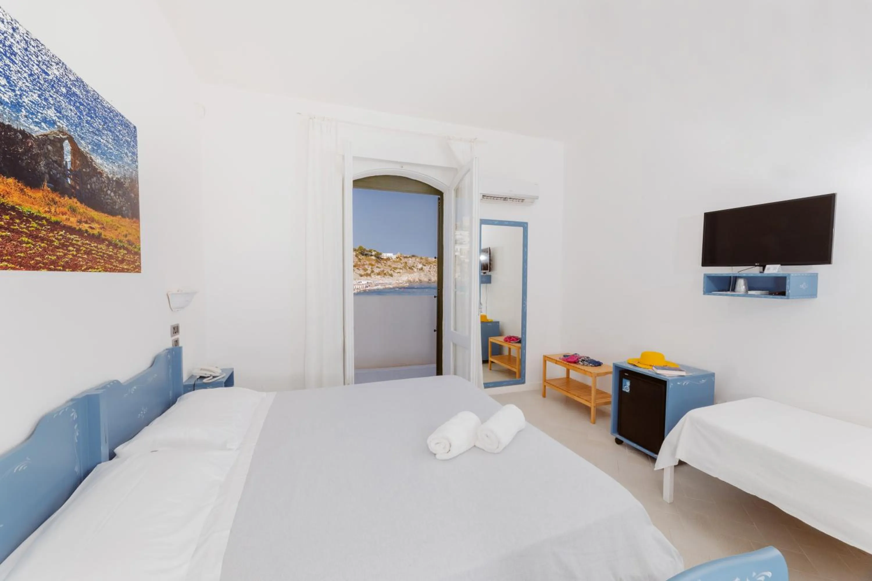 TV and multimedia, Bed in Hotel La Roccia
