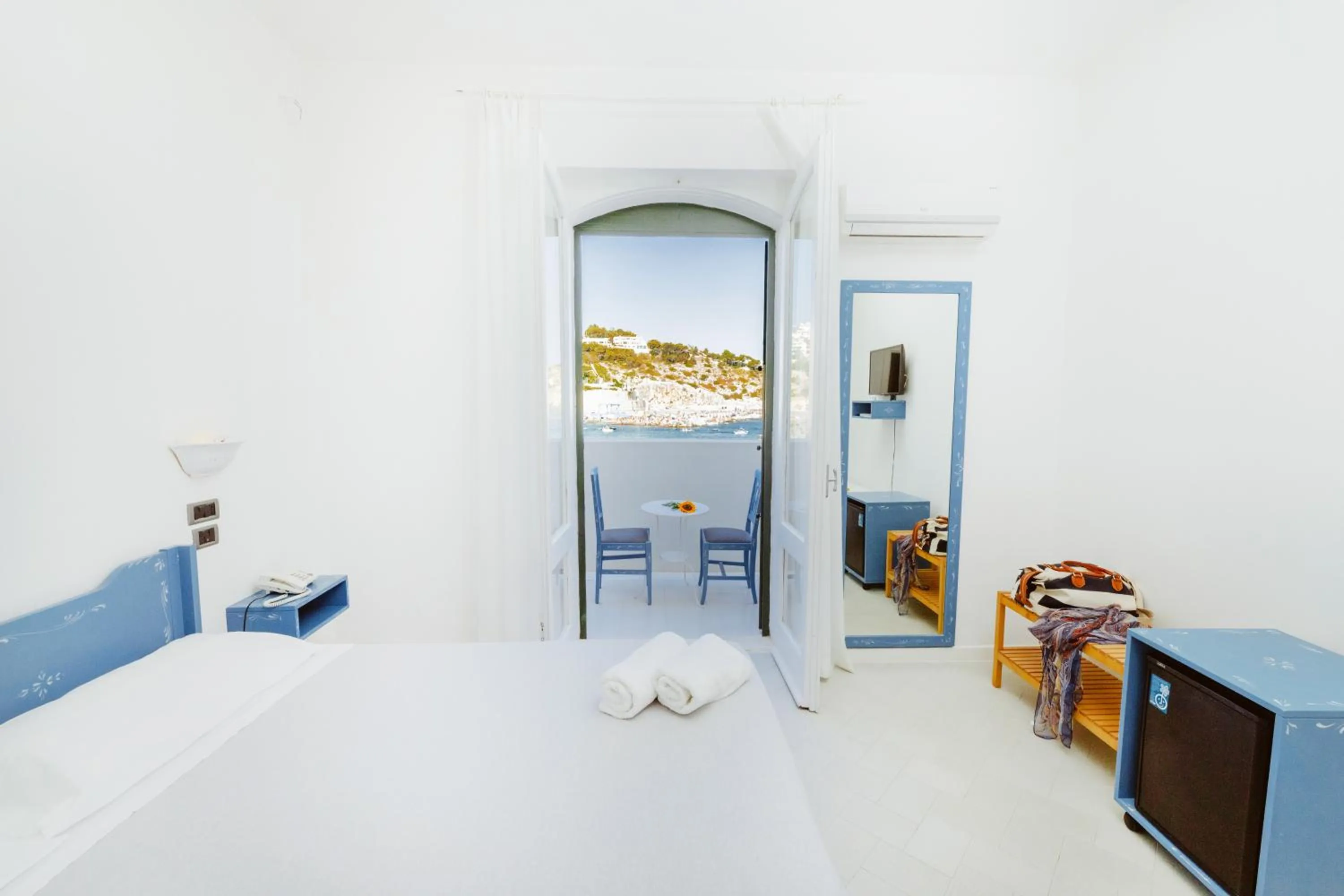 Balcony/Terrace, Bed in Hotel La Roccia