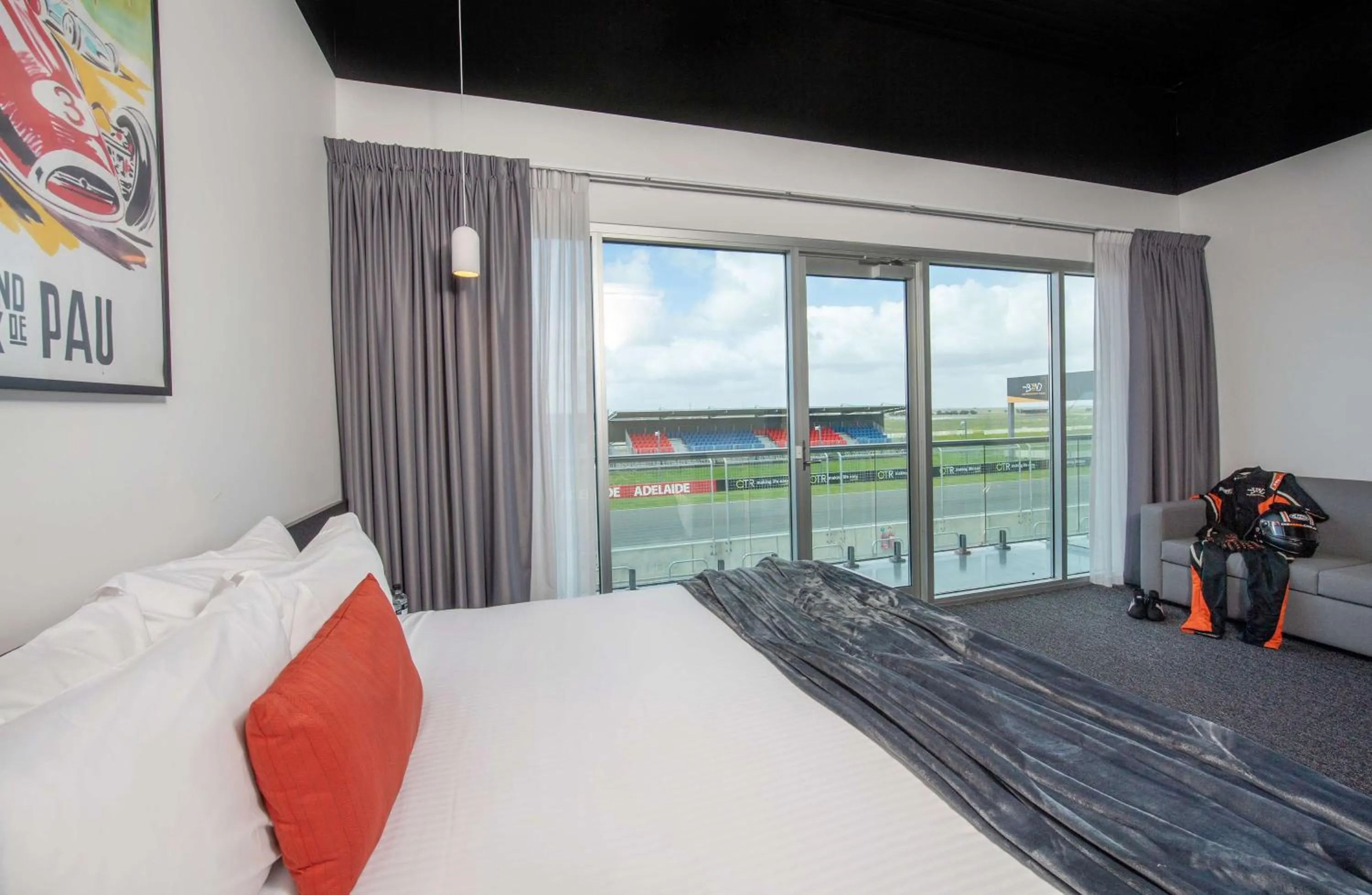 Bed in Rydges Pit Lane