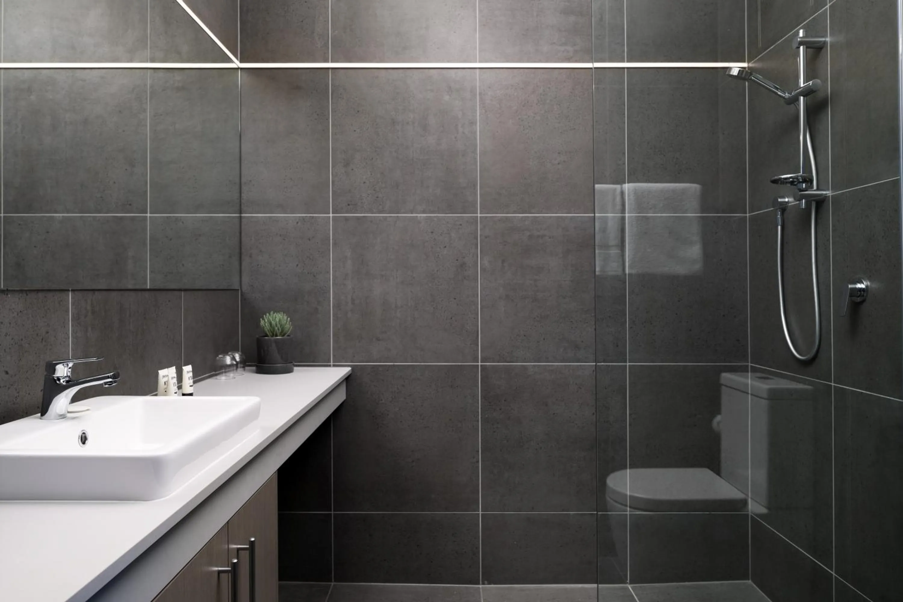 Shower in Rydges Pit Lane