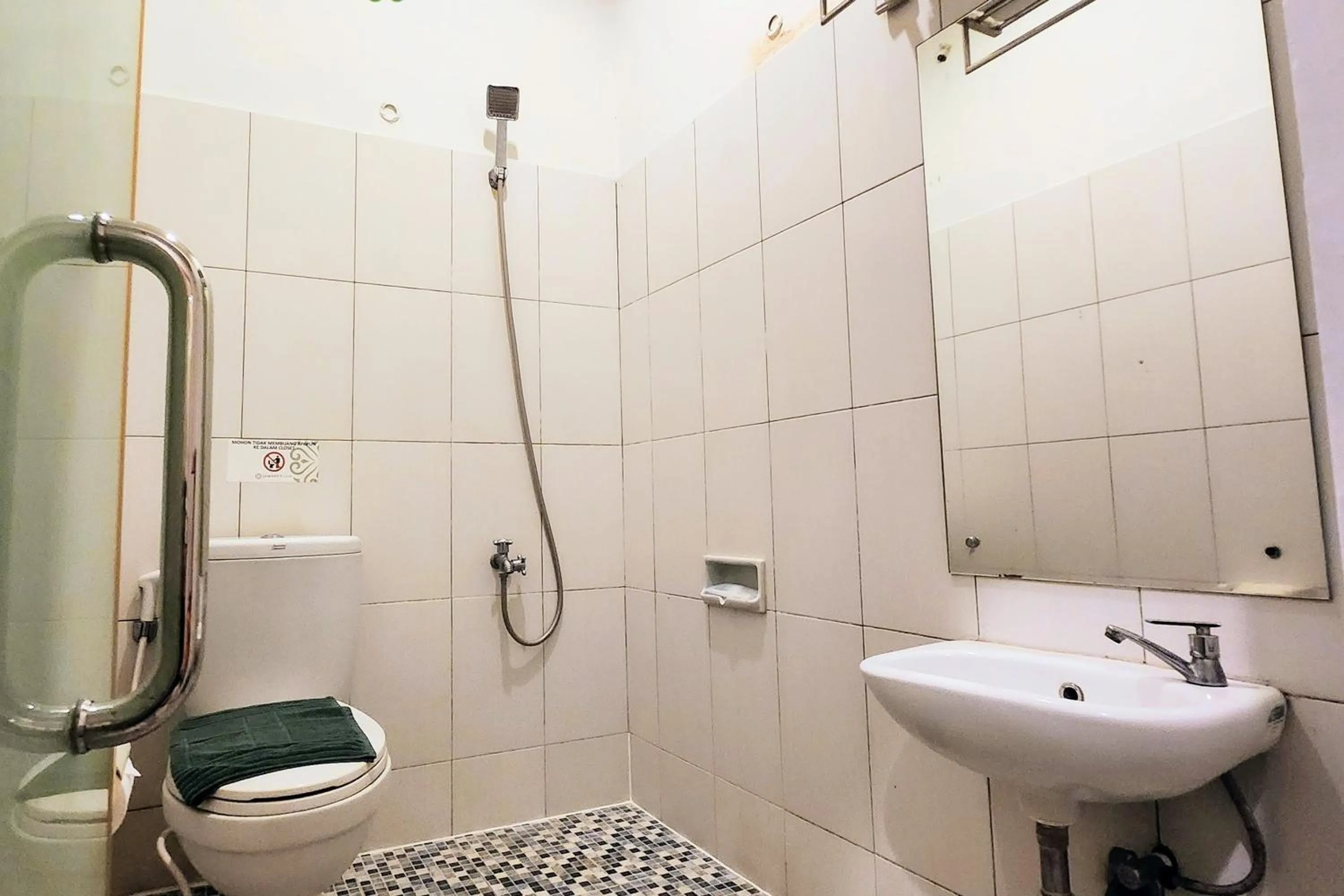 Bathroom in Jambrut Inn