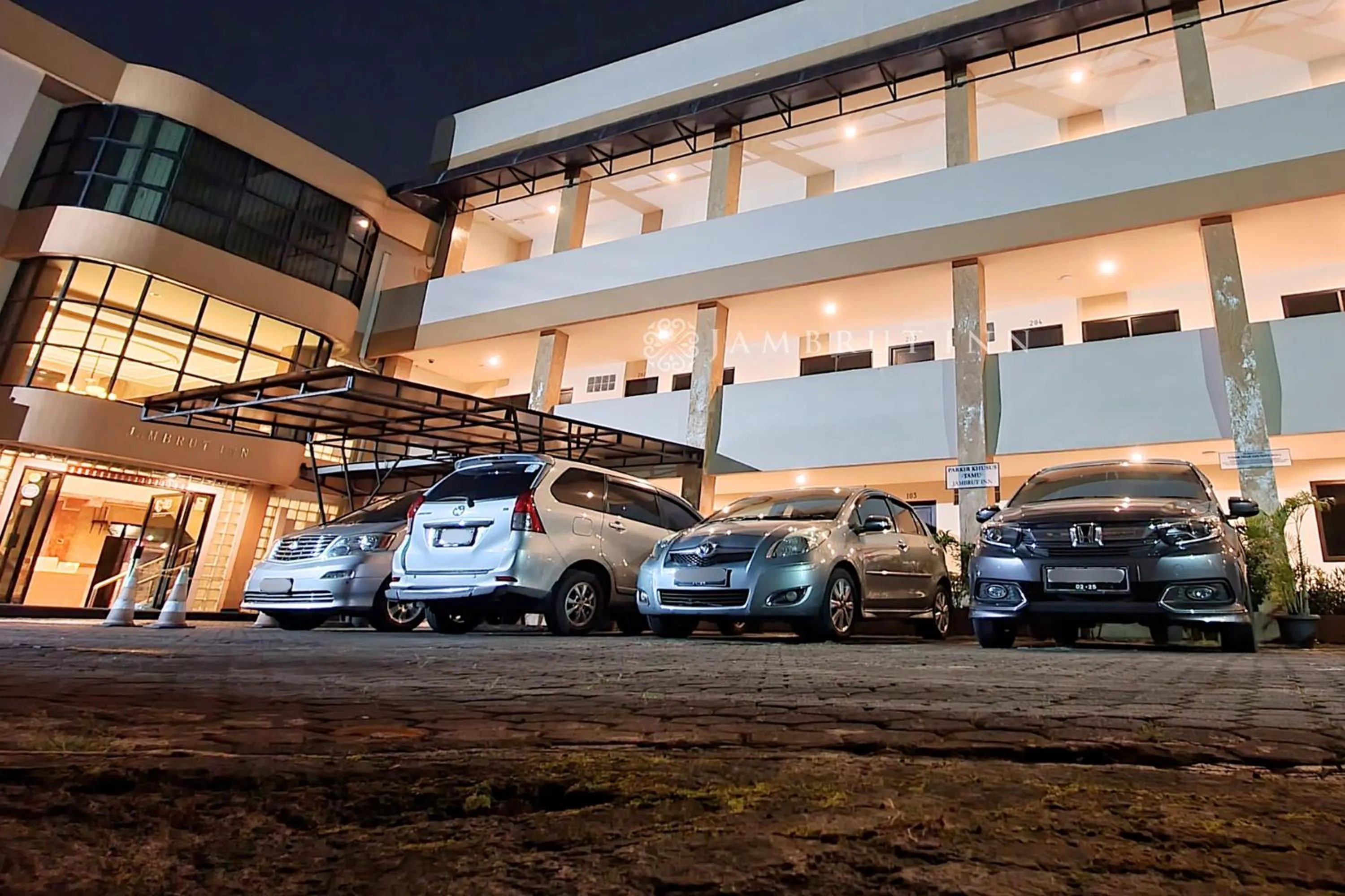 Parking in Jambrut Inn