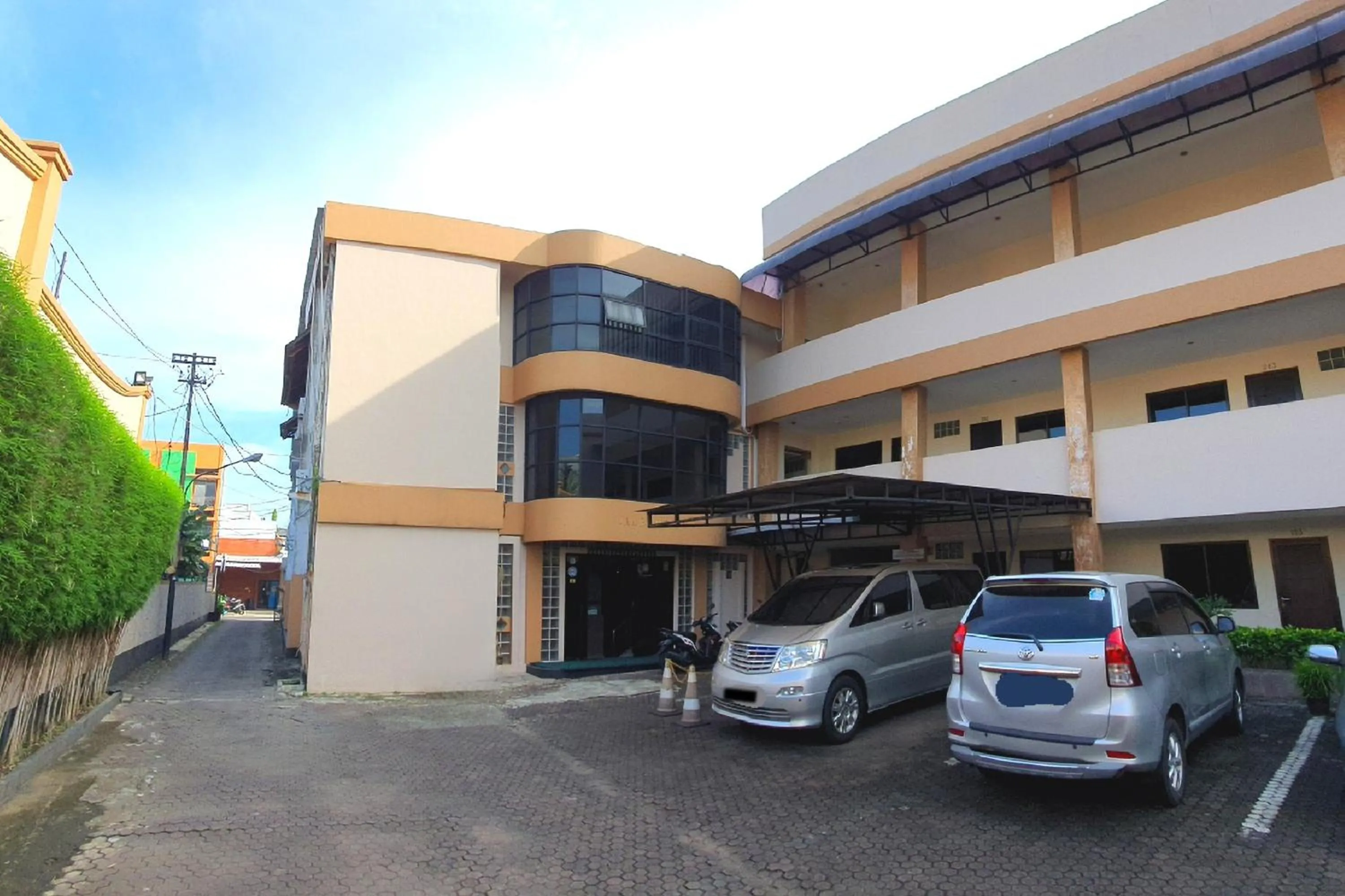 Property building in Jambrut Inn