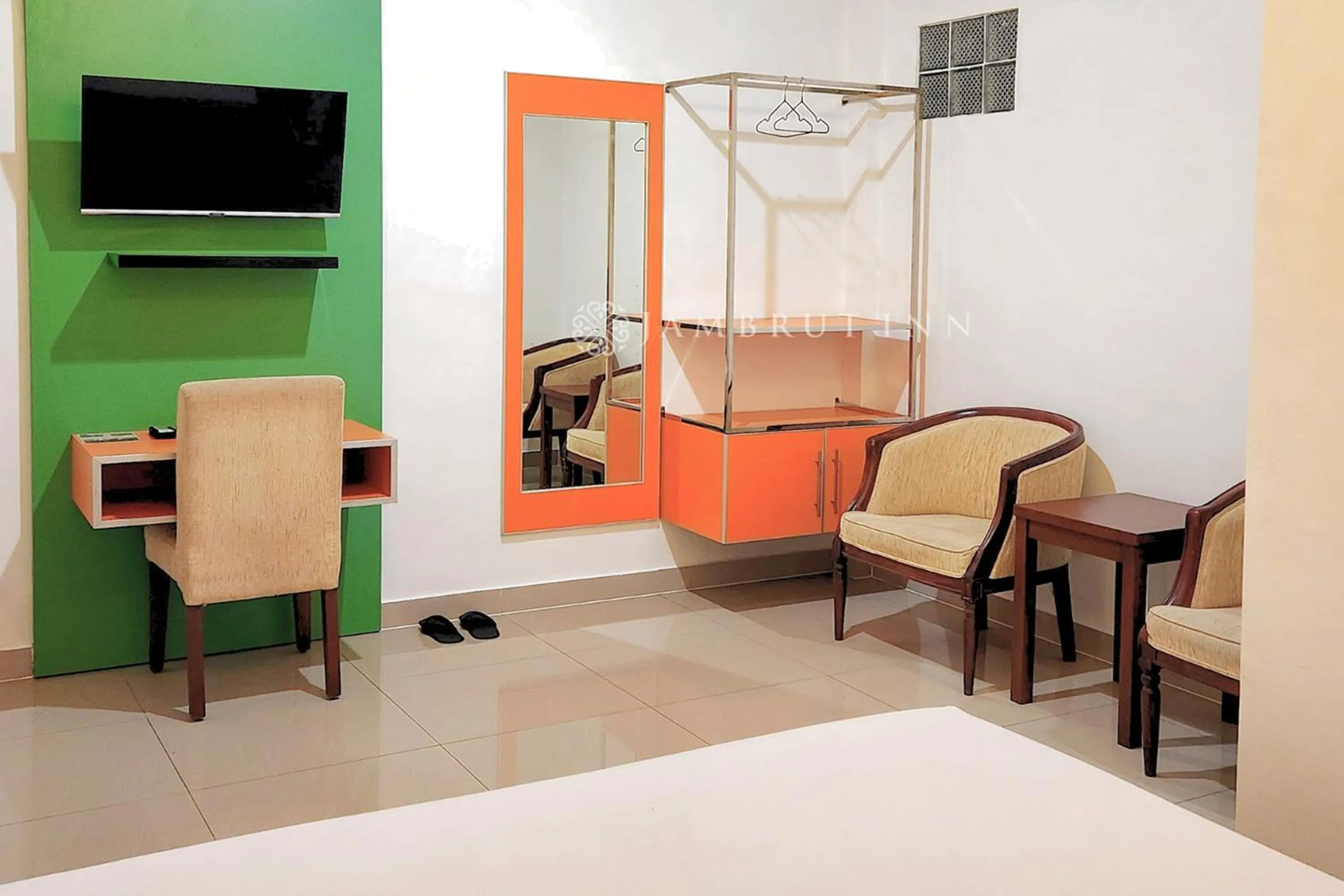 Seating area, Bed in Jambrut Inn