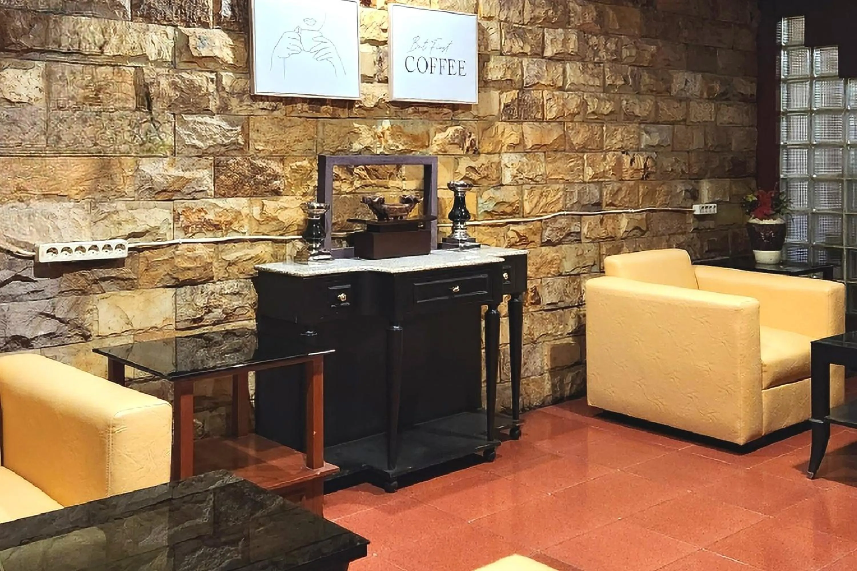 Restaurant/places to eat in Jambrut Inn