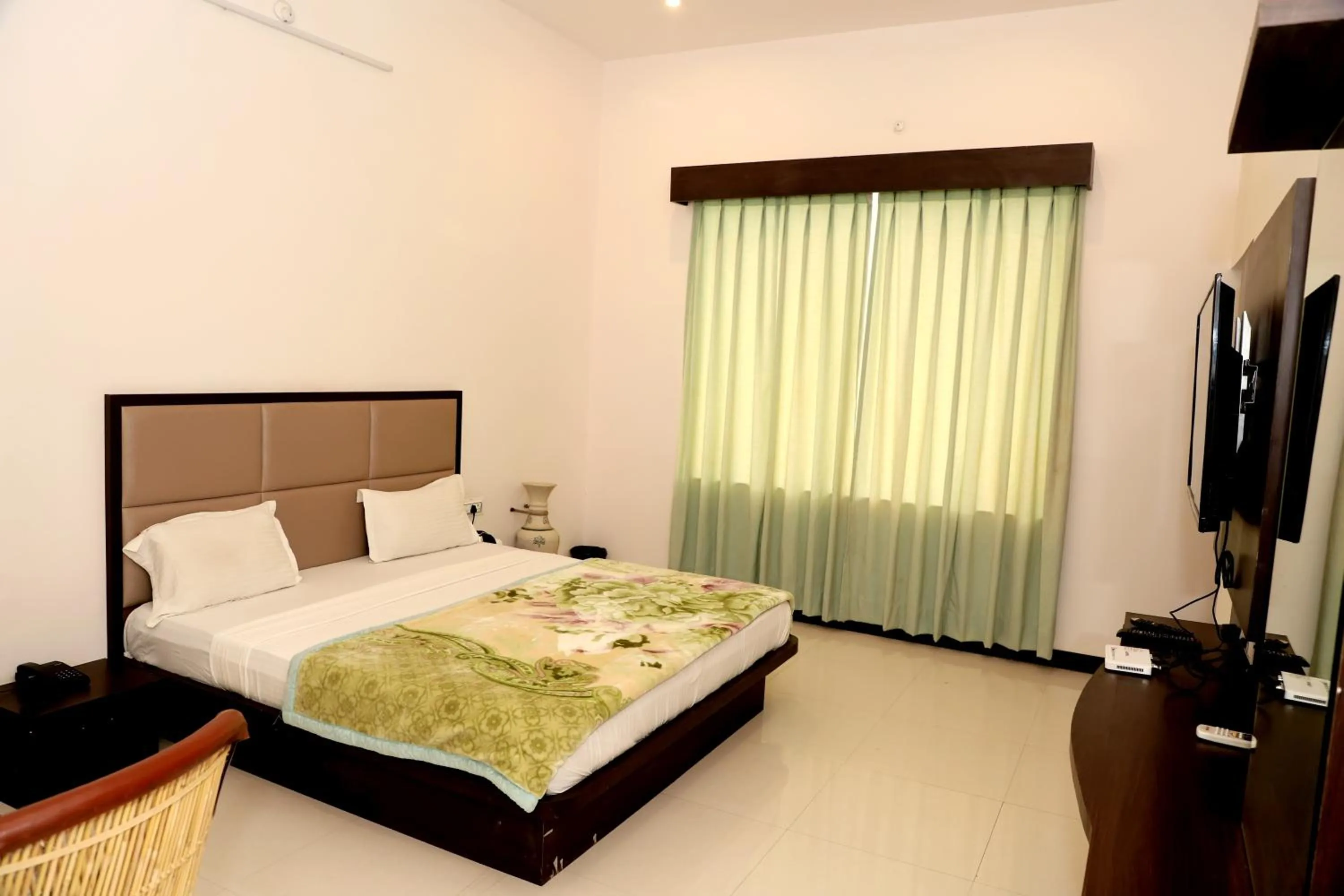 Bedroom, Bed in Aravali Hills Resort