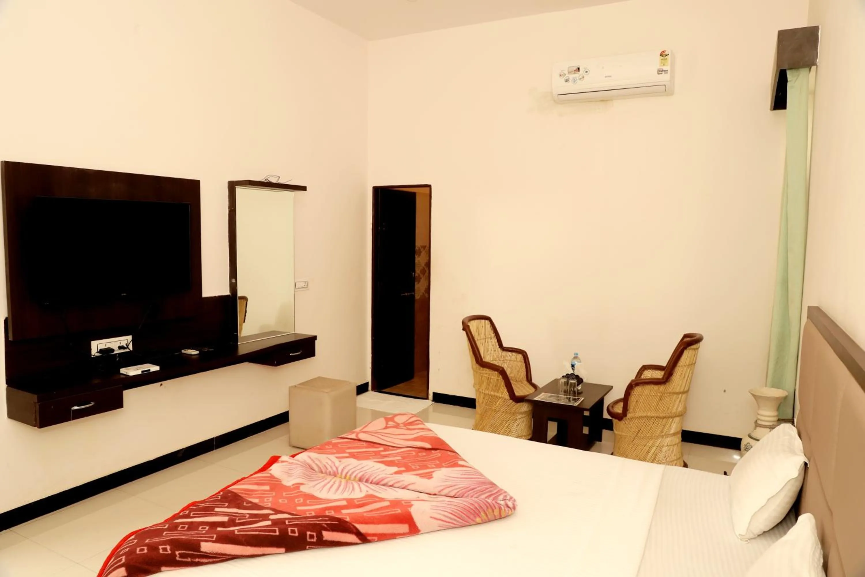 TV and multimedia, Bed in Aravali Hills Resort
