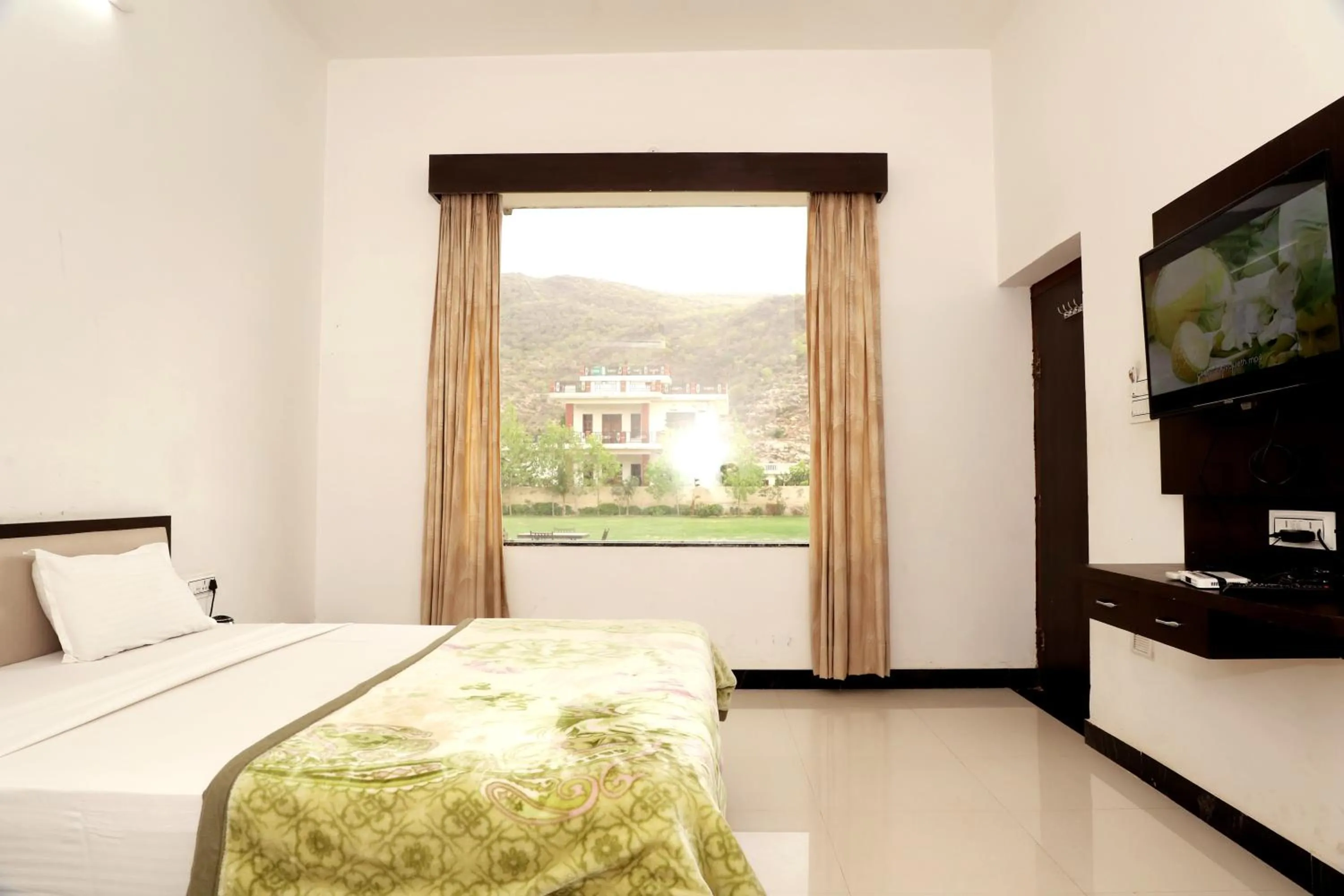 Garden view, Bed in Aravali Hills Resort