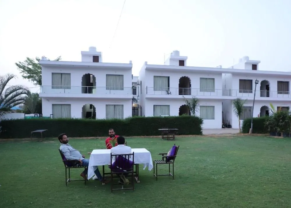 Restaurant/places to eat in Aravali Hills Resort