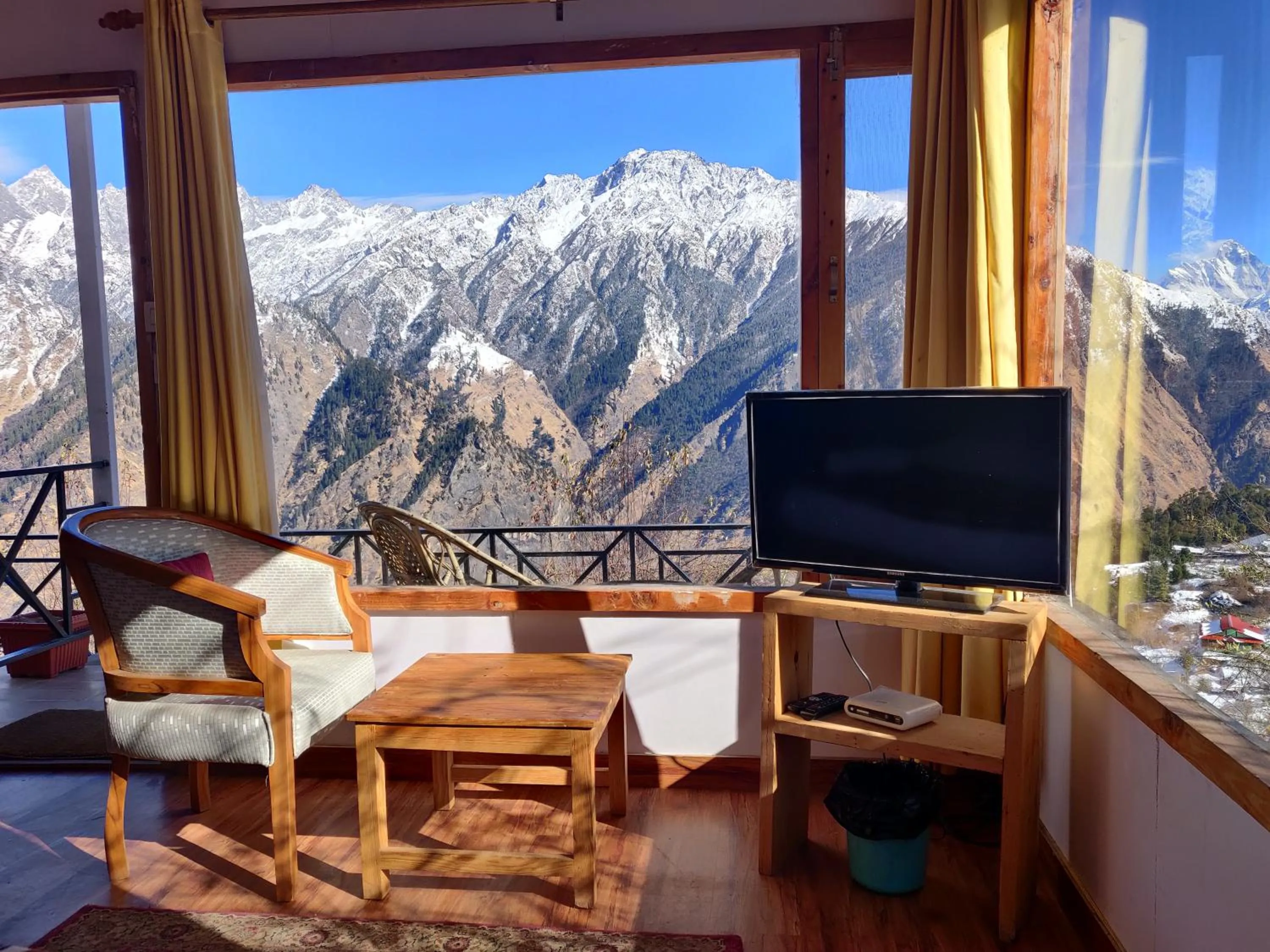 Skiing in Mountain Rover Auli Resort