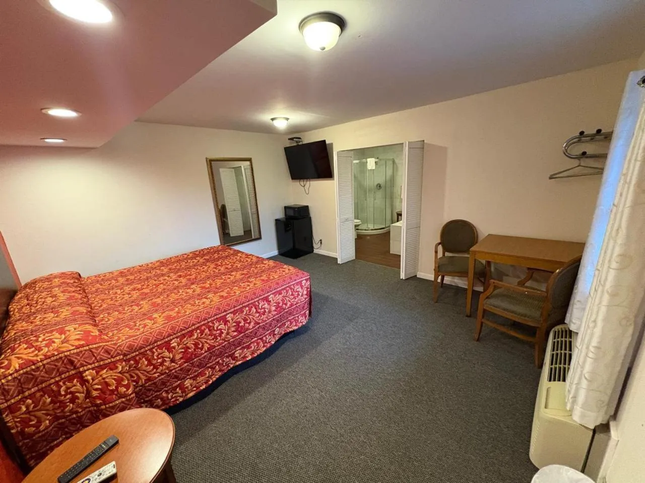 1 Suite King Bed Non-Smoking Jacuzzi Tub in Dutch Motel Palmyra