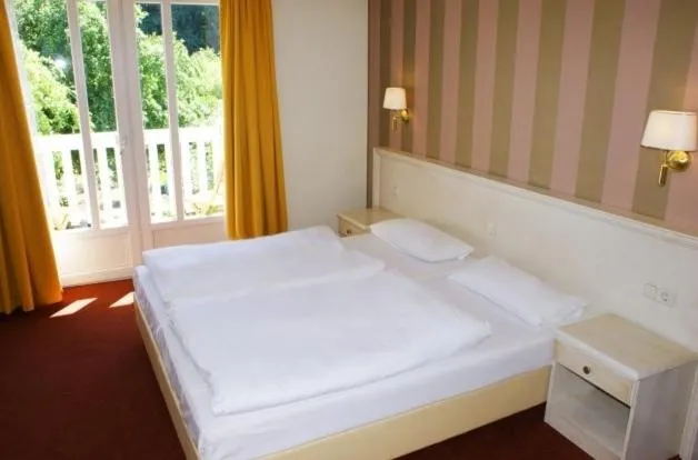 Bed in Hotel Pension Bellevue