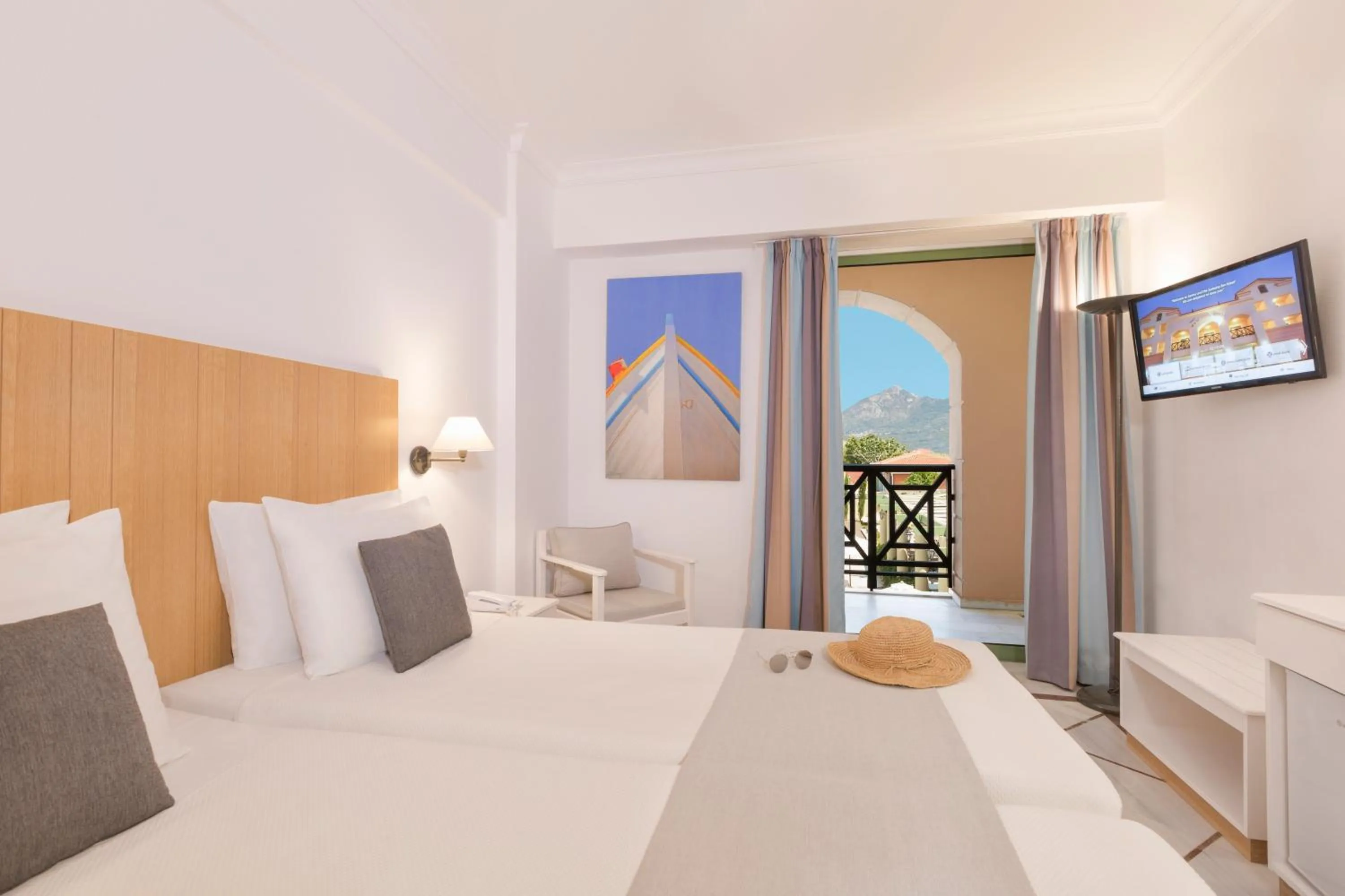 Pool view, Bed in Samaina Inn