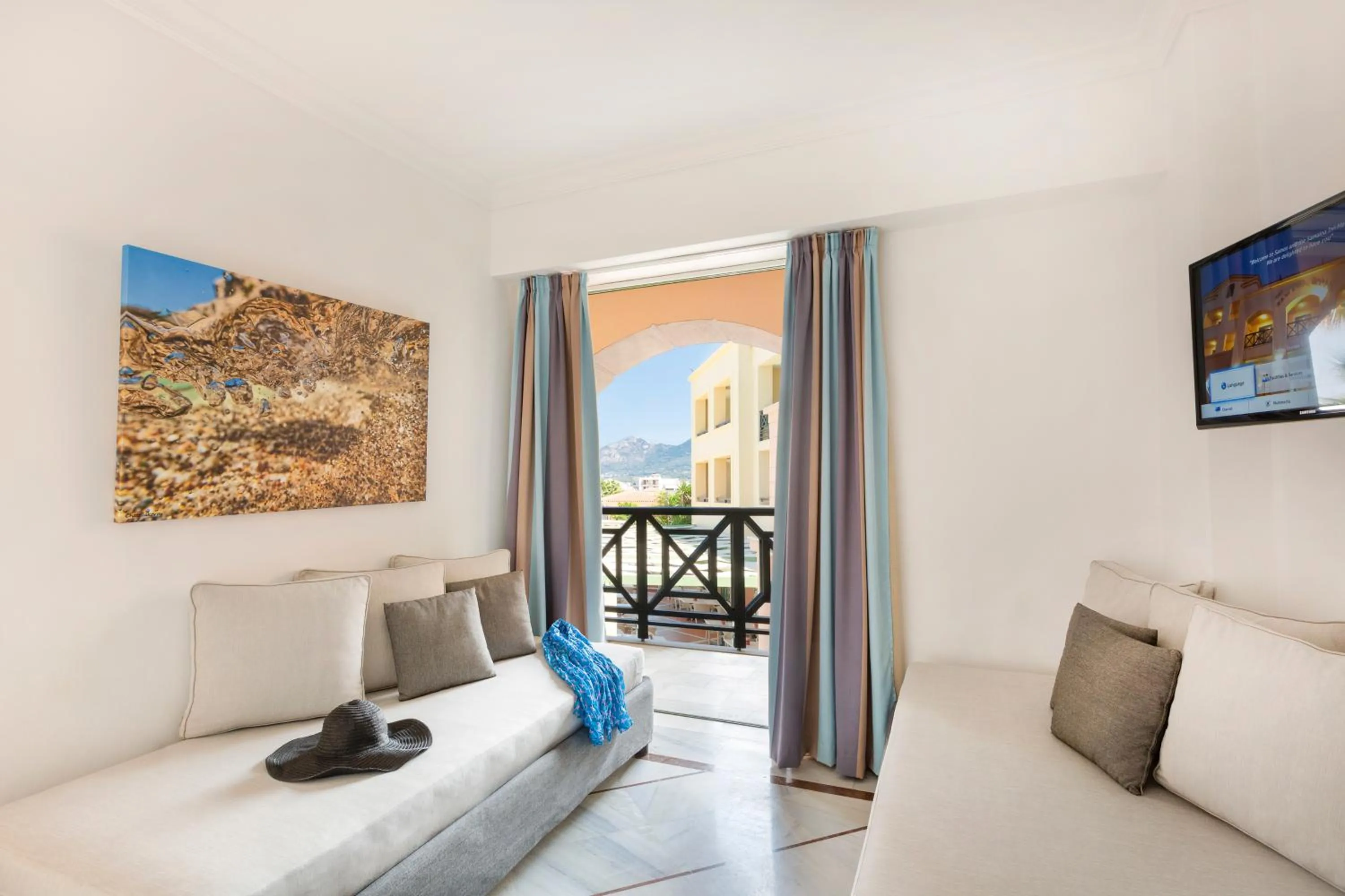 Pool view, Bed in Samaina Inn