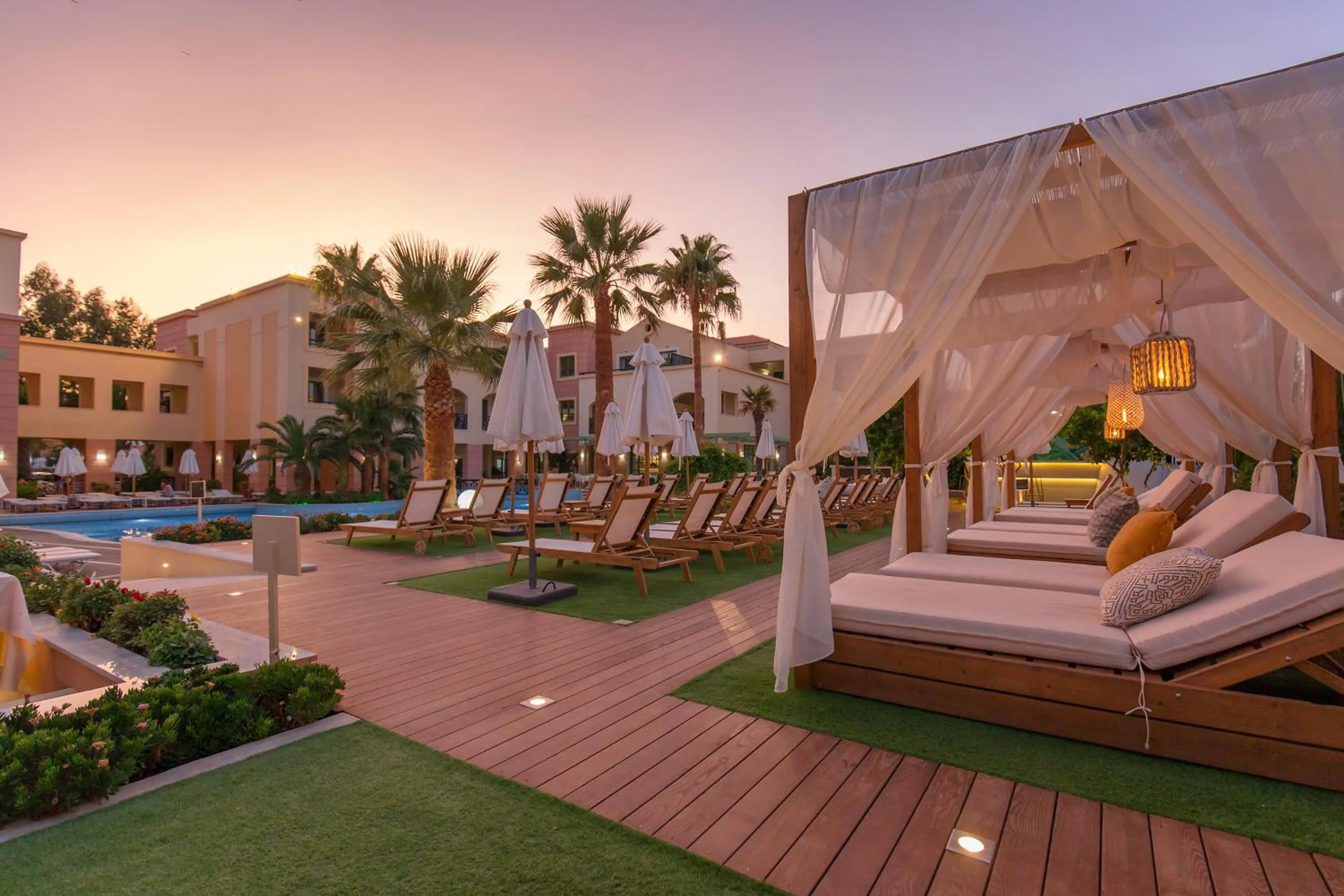 Swimming pool in Samaina Inn