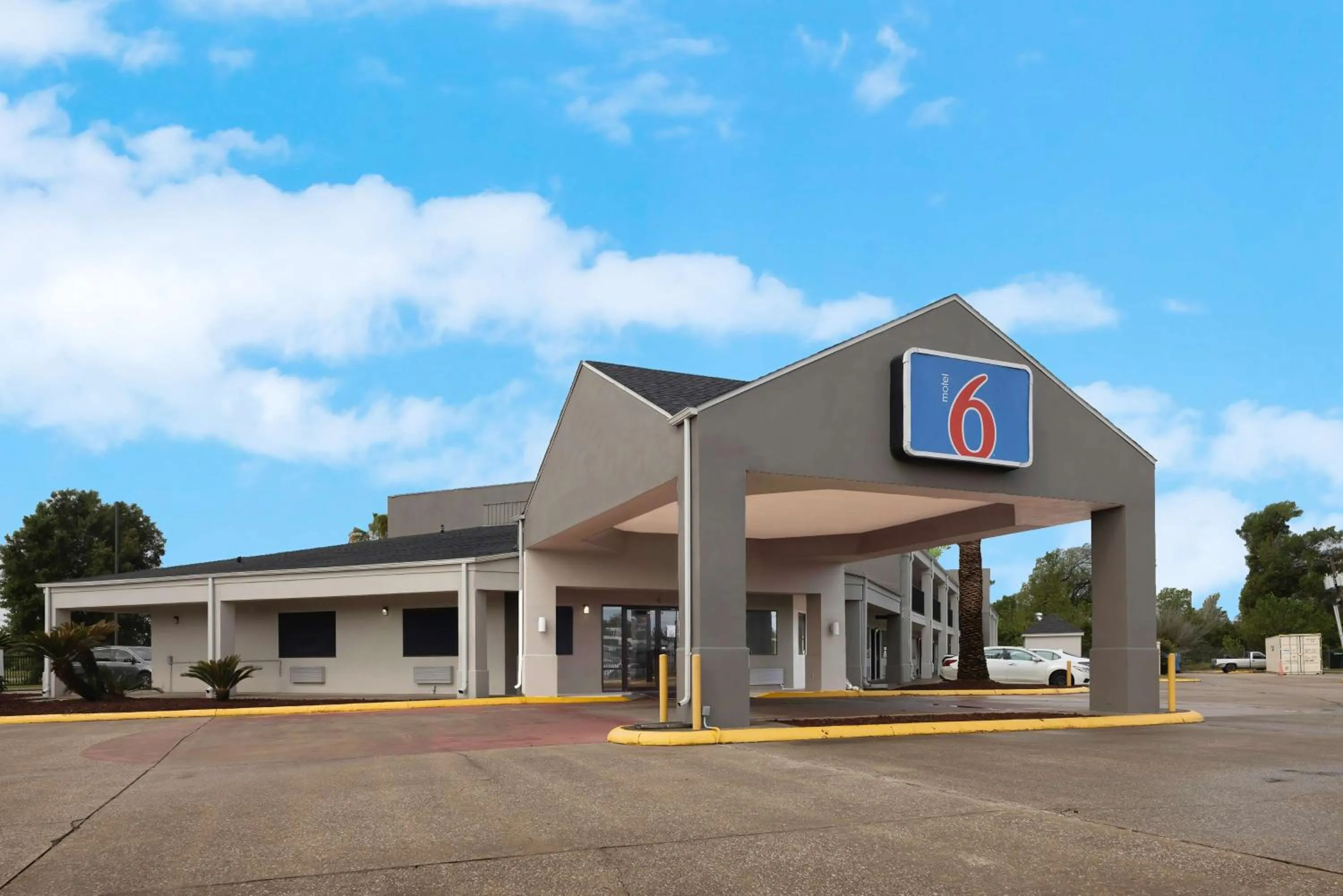 Property building in Motel 6 Lake Charles, LA
