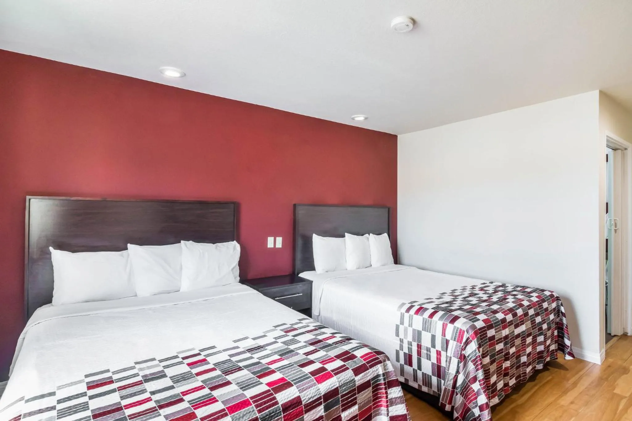 Photo of the whole room, Bed in Red Roof Inn Palmdale - Lancaster