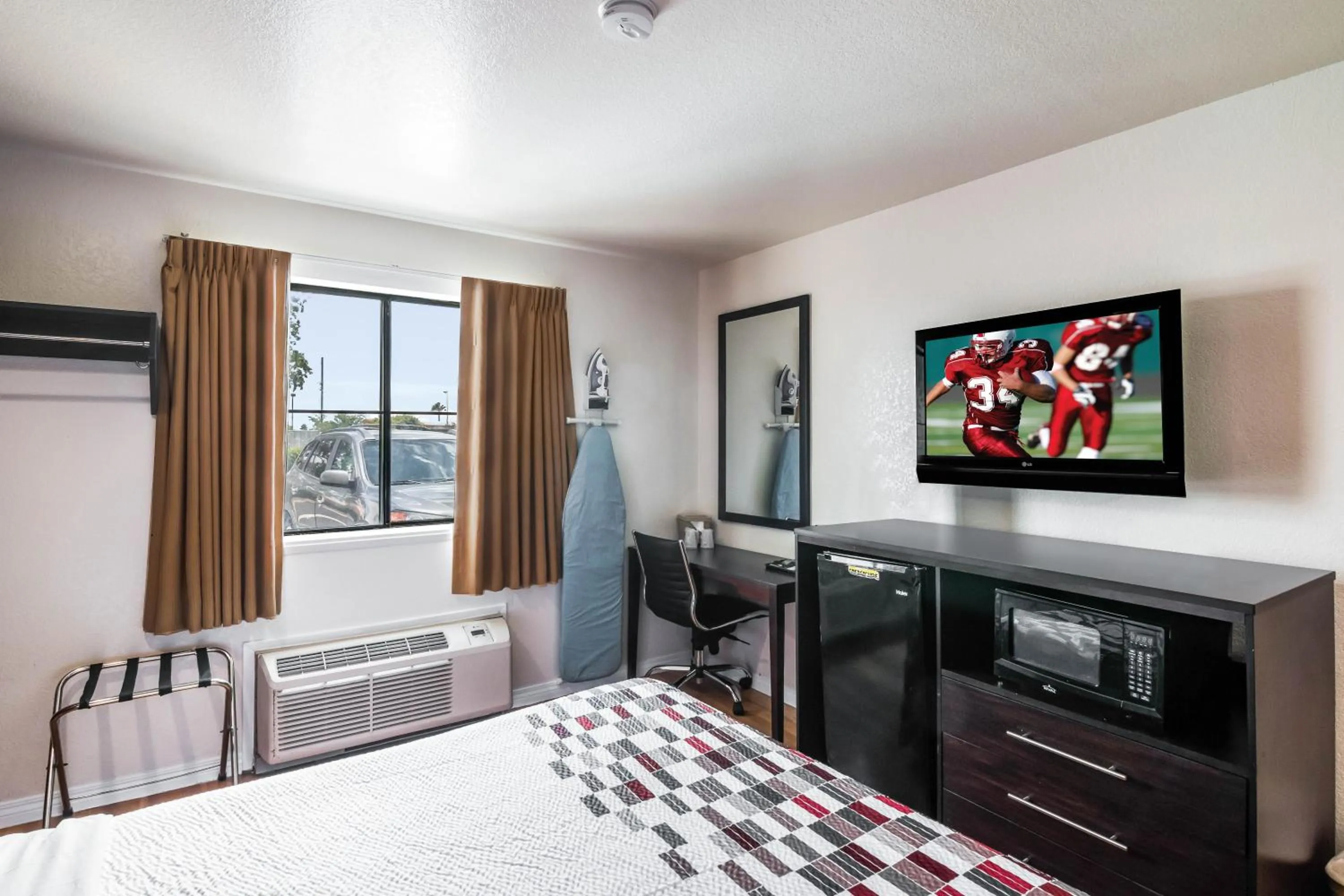 Bedroom, Bed in Red Roof Inn Palmdale - Lancaster