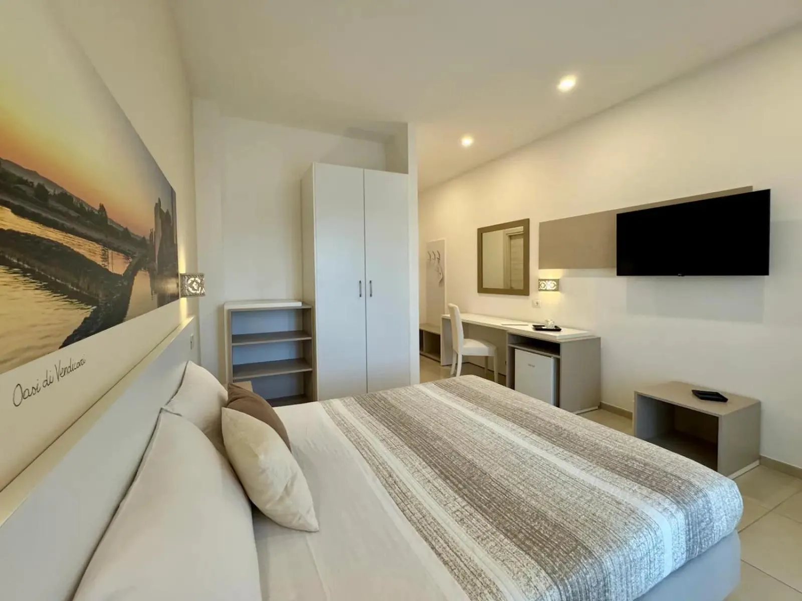 Communal lounge/ TV room, Bed in Hotel Jonio