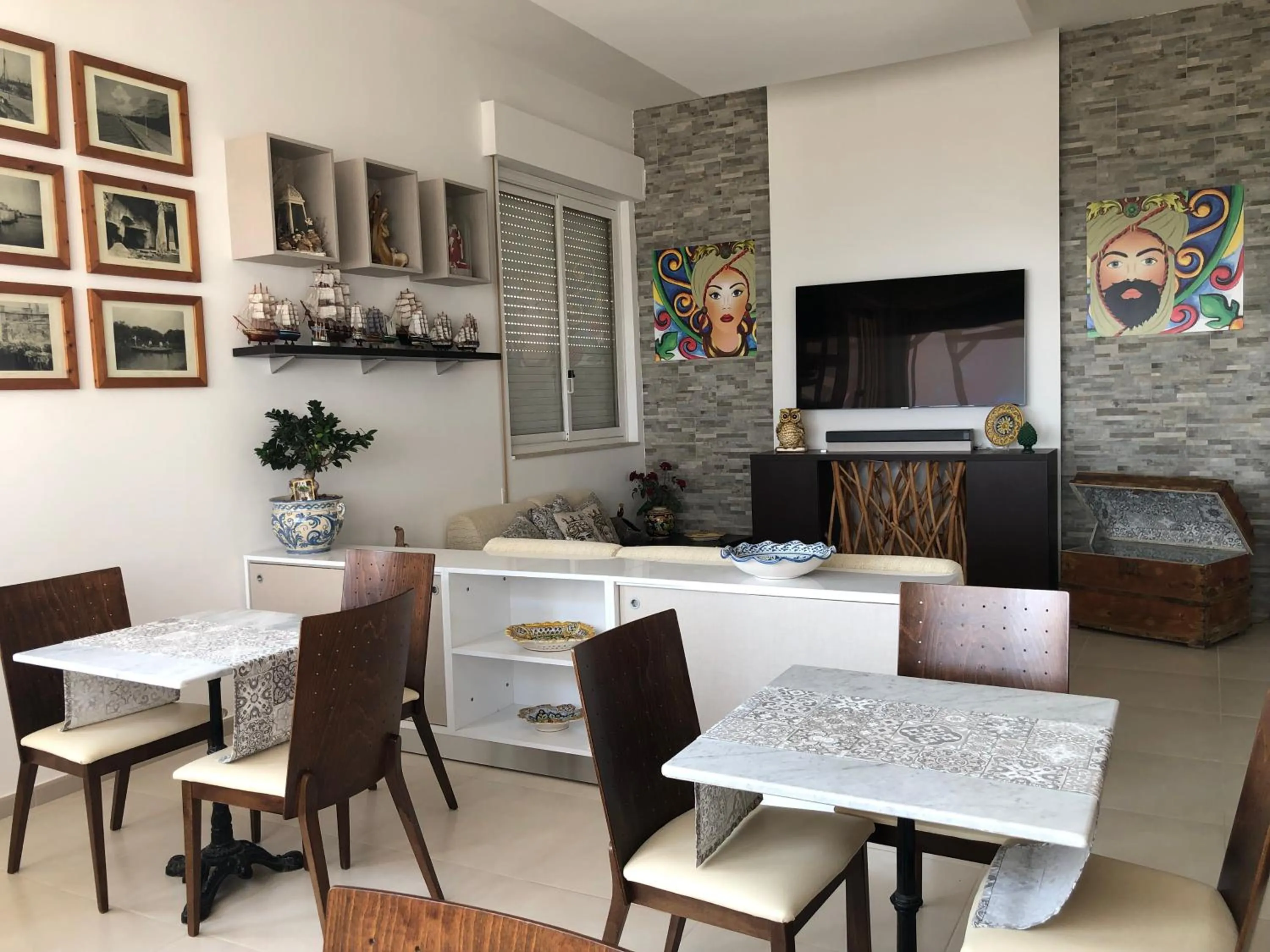 Communal lounge/ TV room in Hotel Jonio