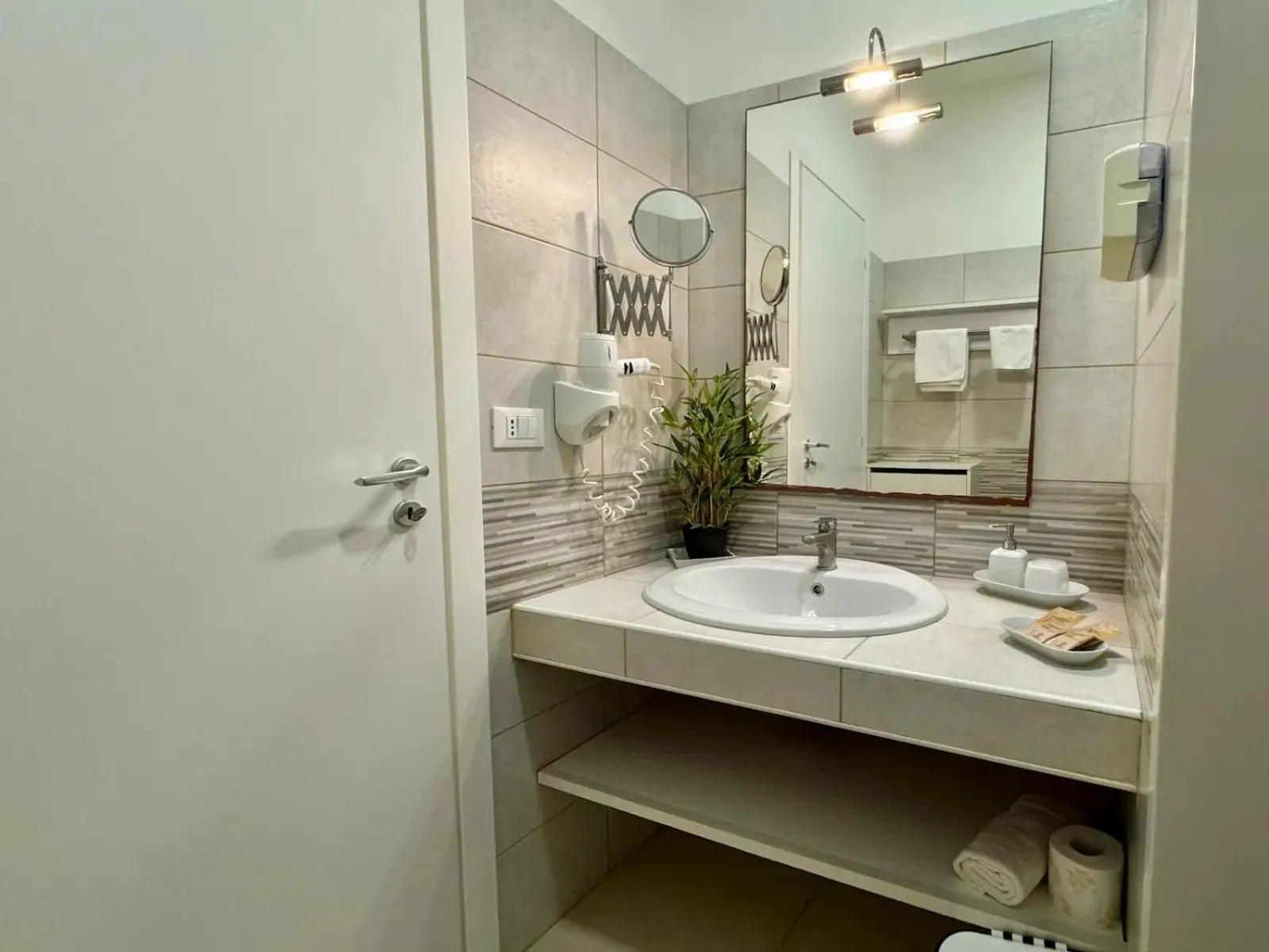 Shower in Hotel Jonio