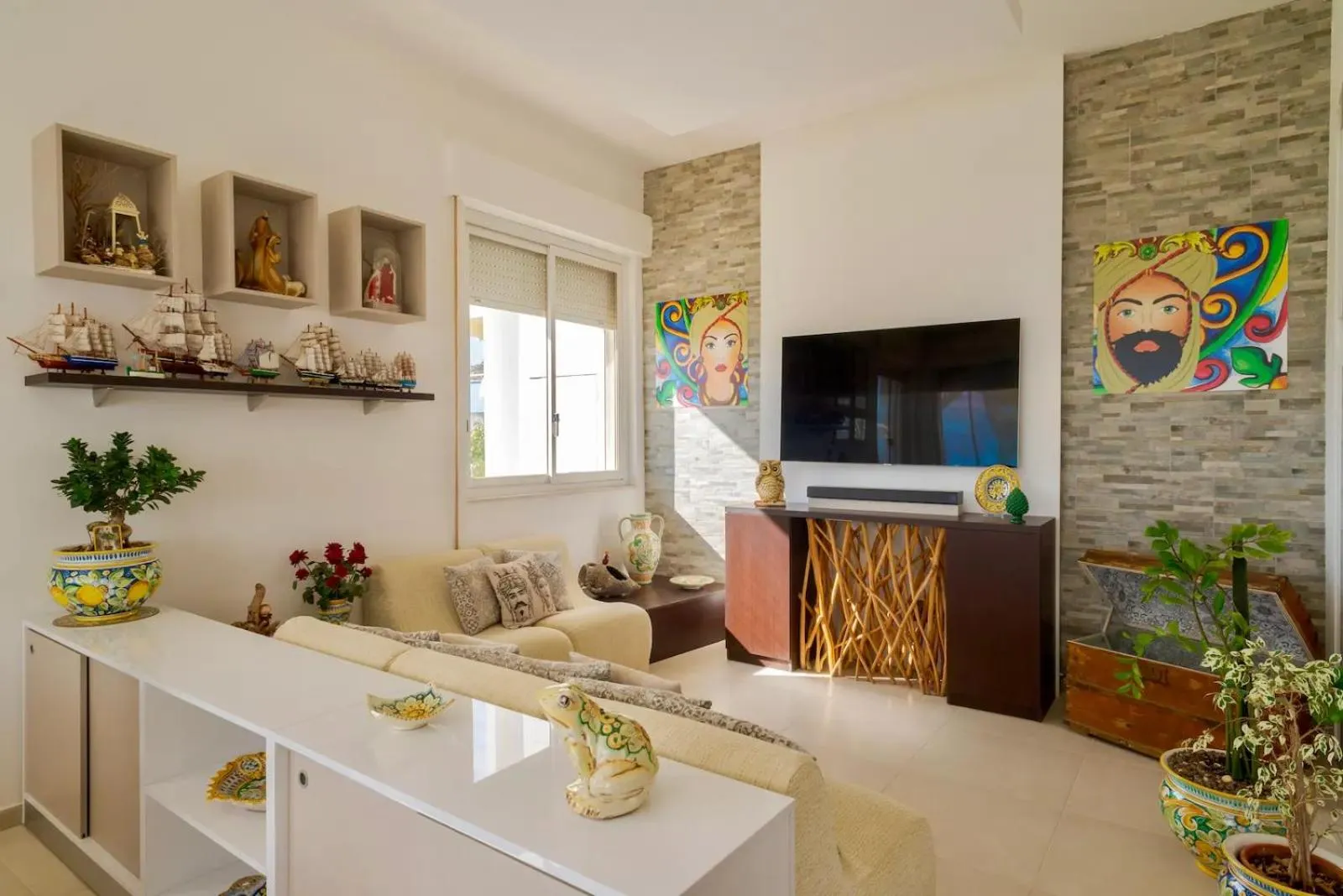 Communal lounge/ TV room in Hotel Jonio