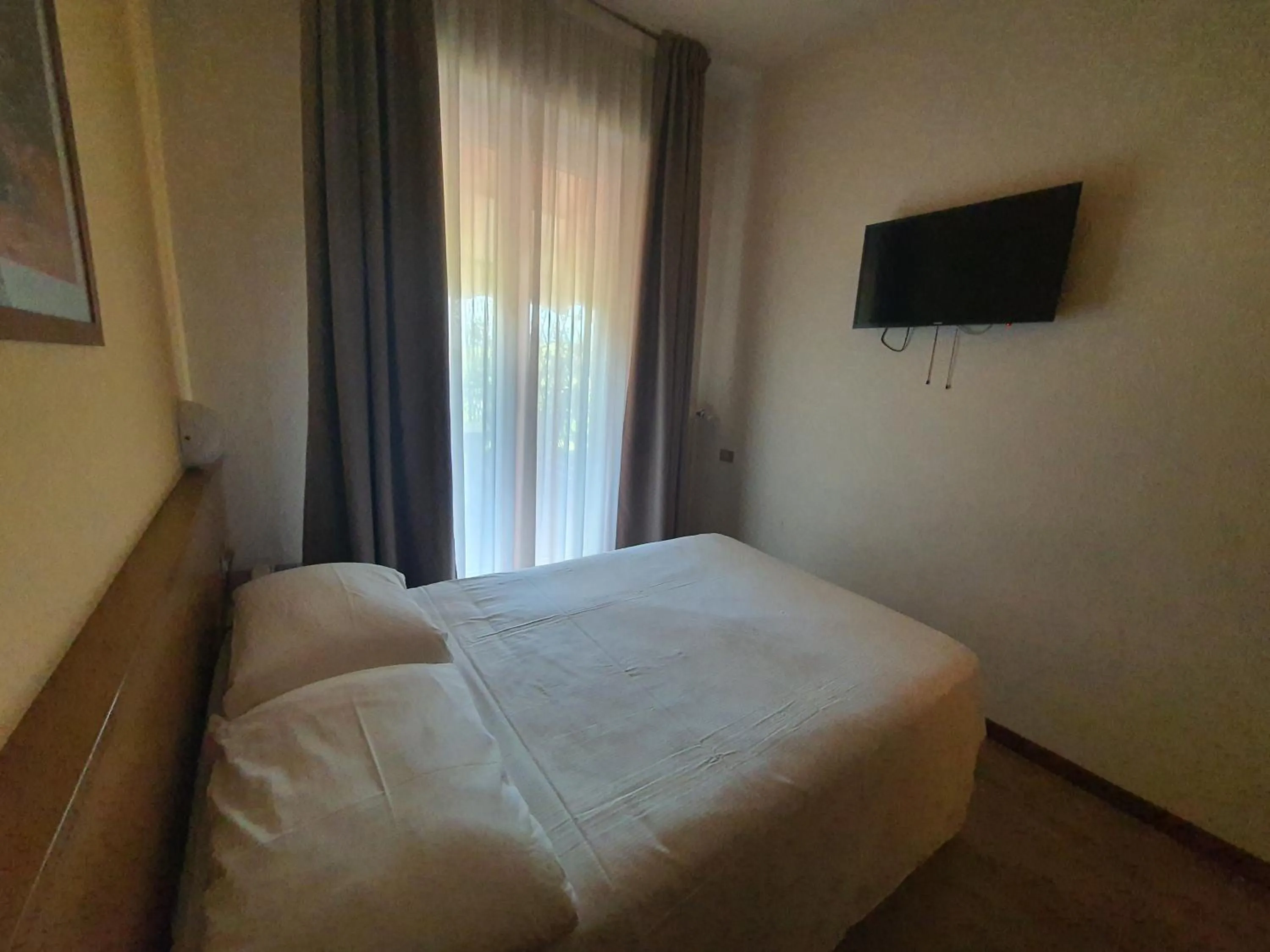 Bedroom, Bed in Aries