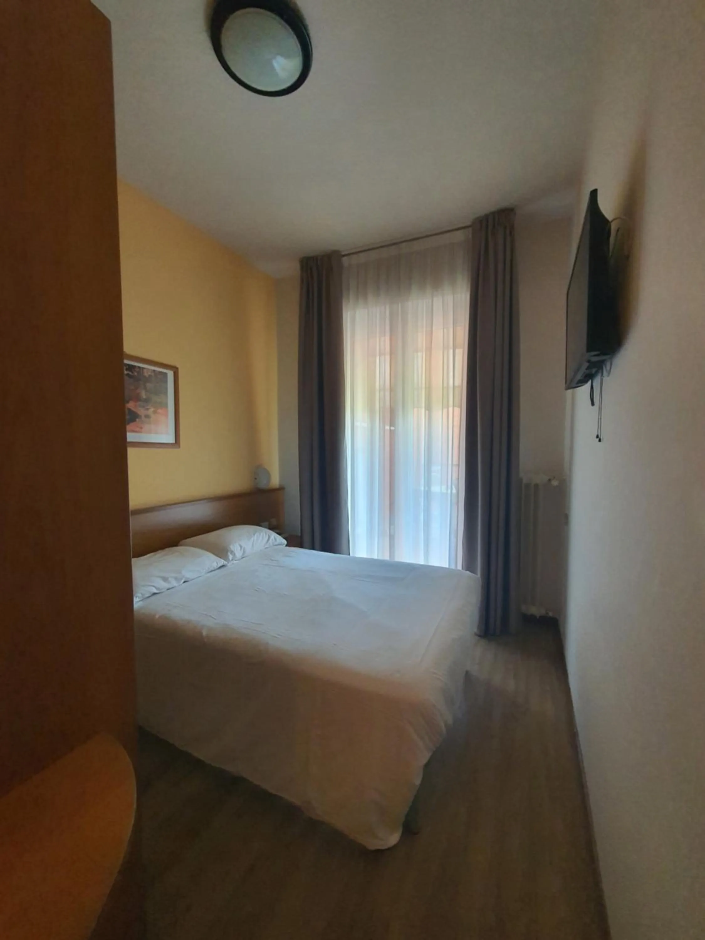 Bedroom, Bed in Aries