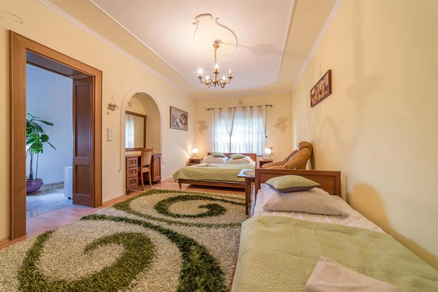 Photo of the whole room, Bed in Mister