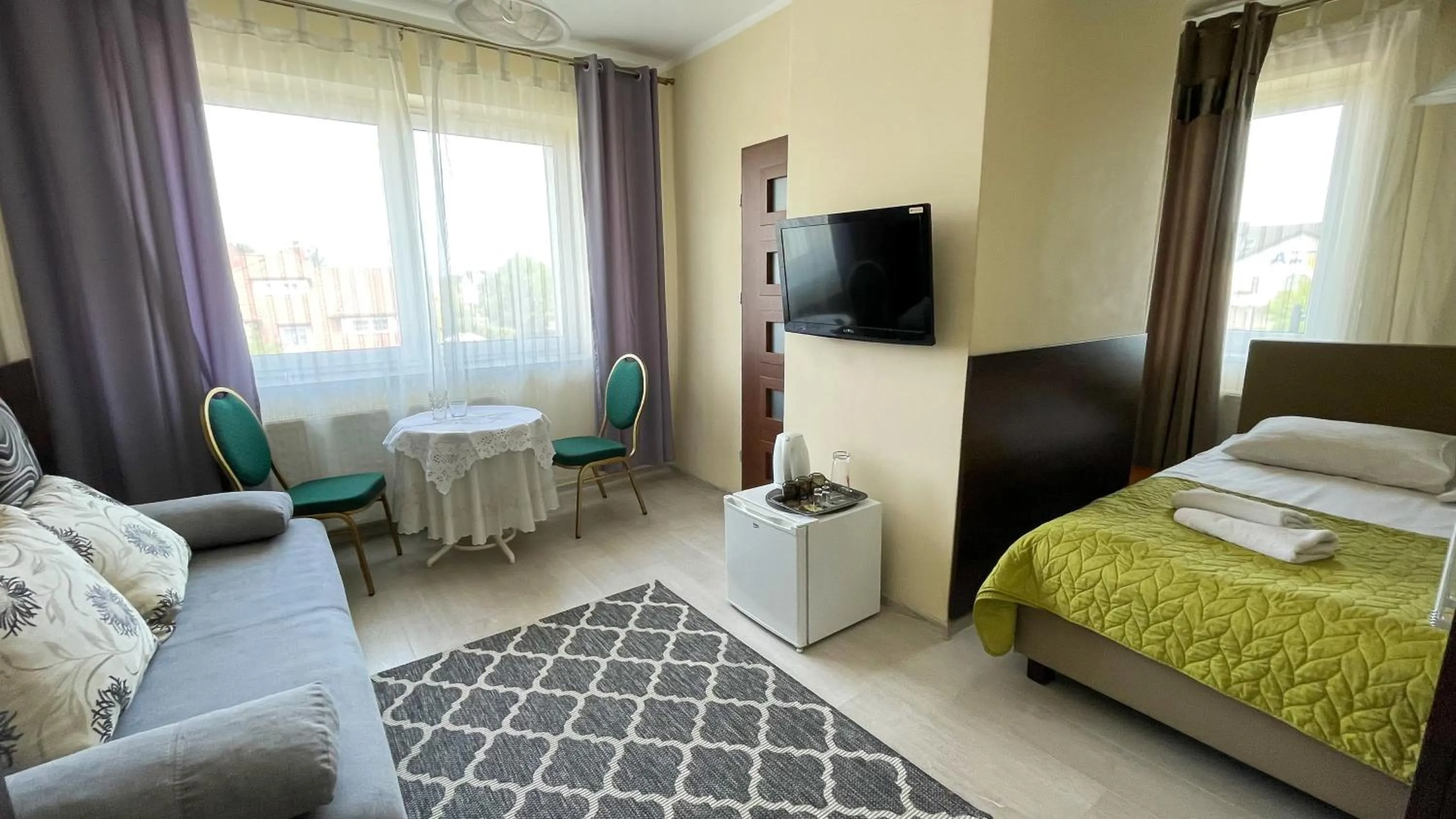 Communal lounge/ TV room, Bed in Mister