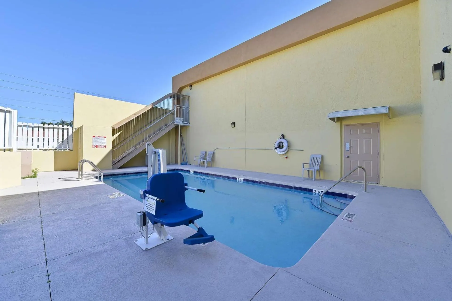 Swimming pool in Travel Inn Winter Haven