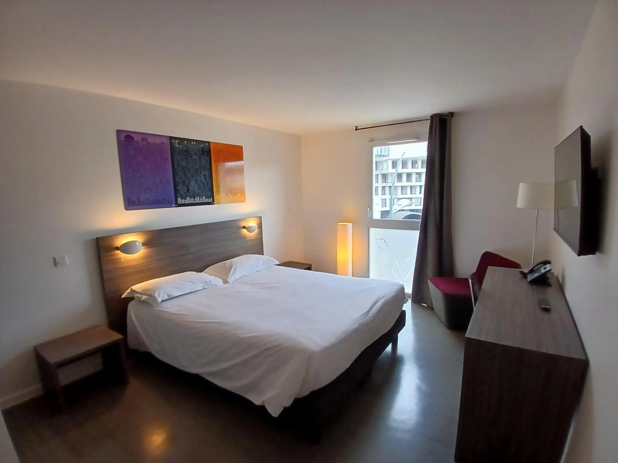 Kitchen or kitchenette, Bed in The Originals Residence Appart Hôtel Hévéa Valence