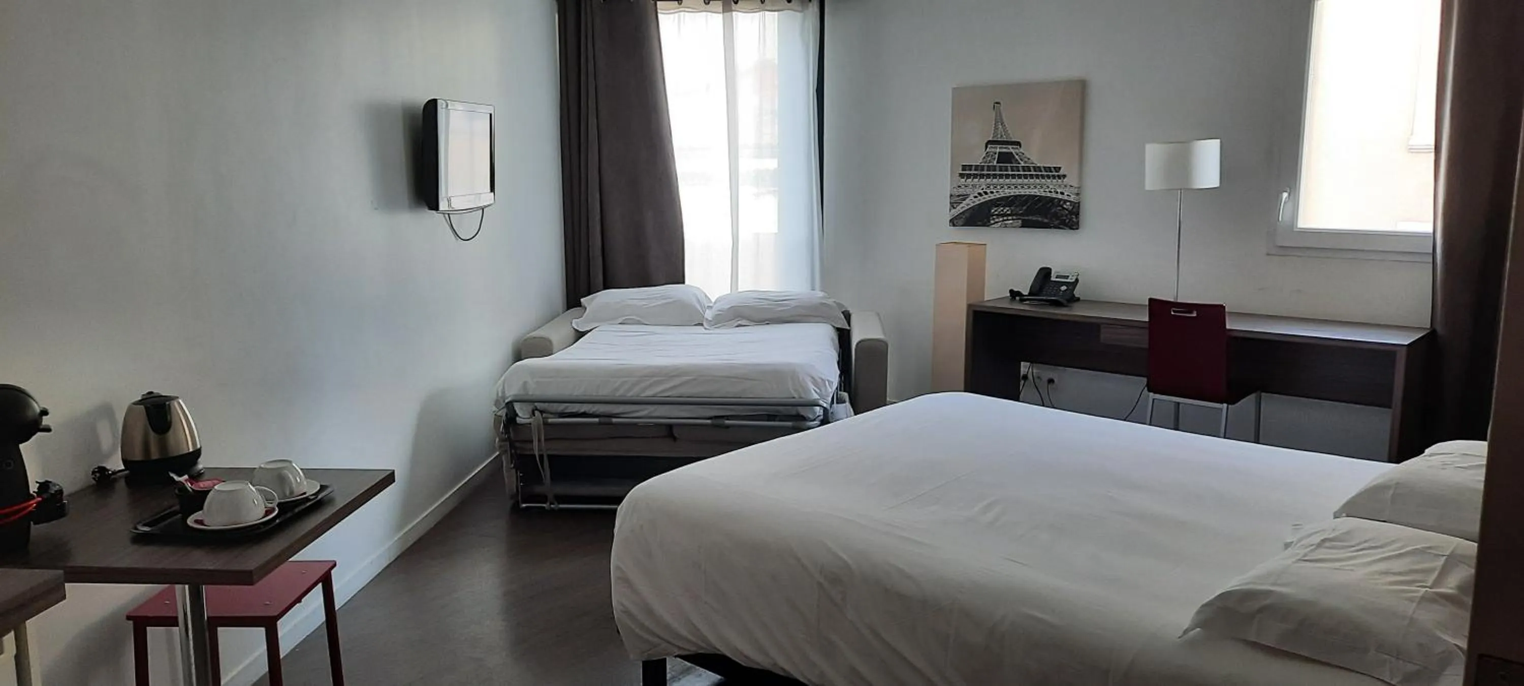 Shower, Bed in The Originals Residence Appart Hôtel Hévéa Valence