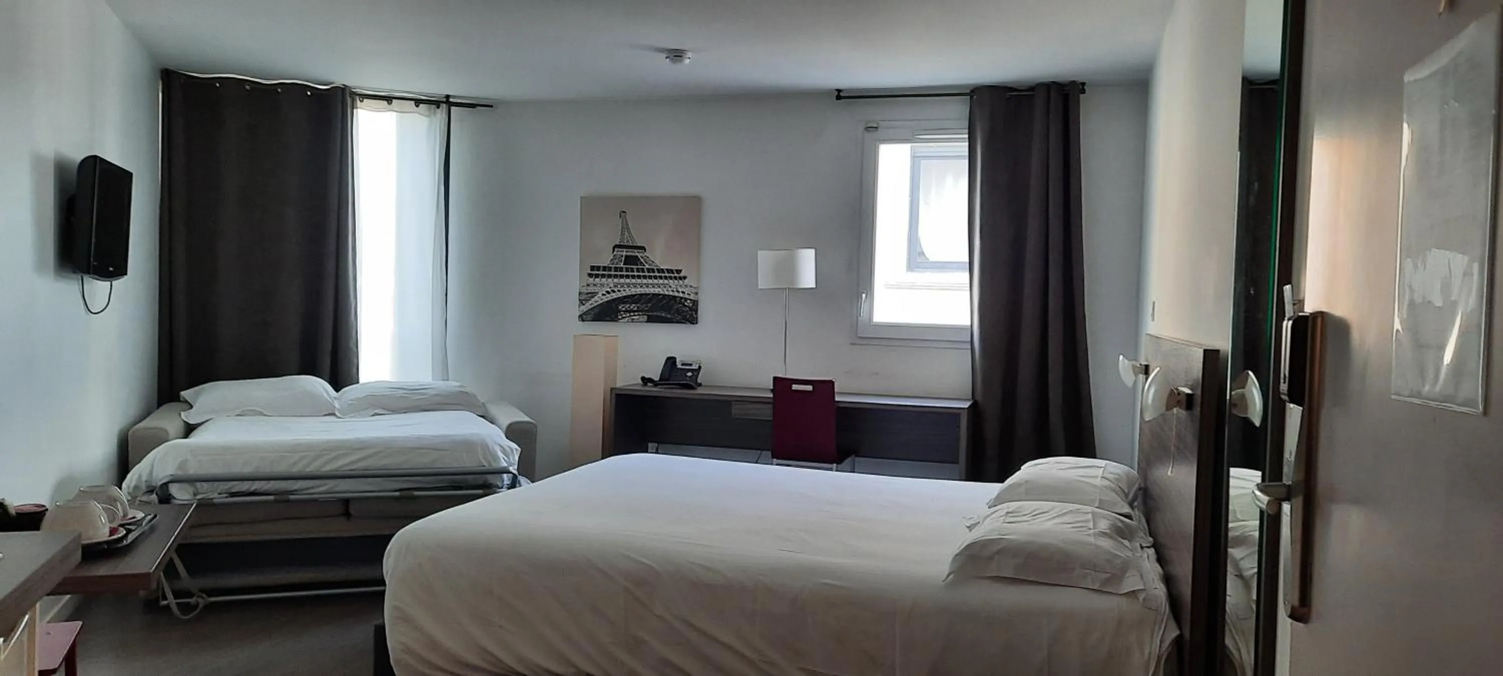 Kitchen or kitchenette, Bed in The Originals Residence Appart Hôtel Hévéa Valence