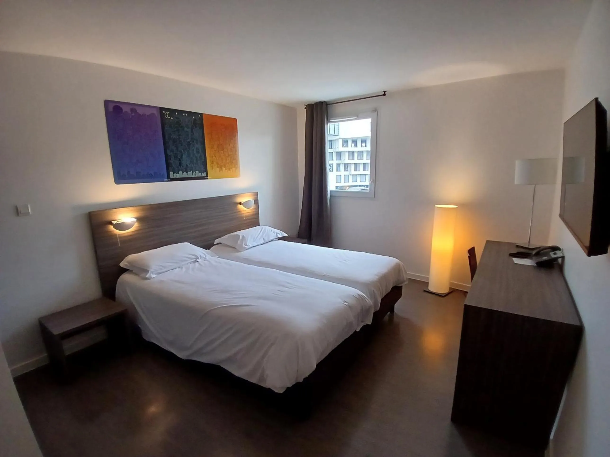 Kitchen or kitchenette, Bed in The Originals Residence Appart Hôtel Hévéa Valence